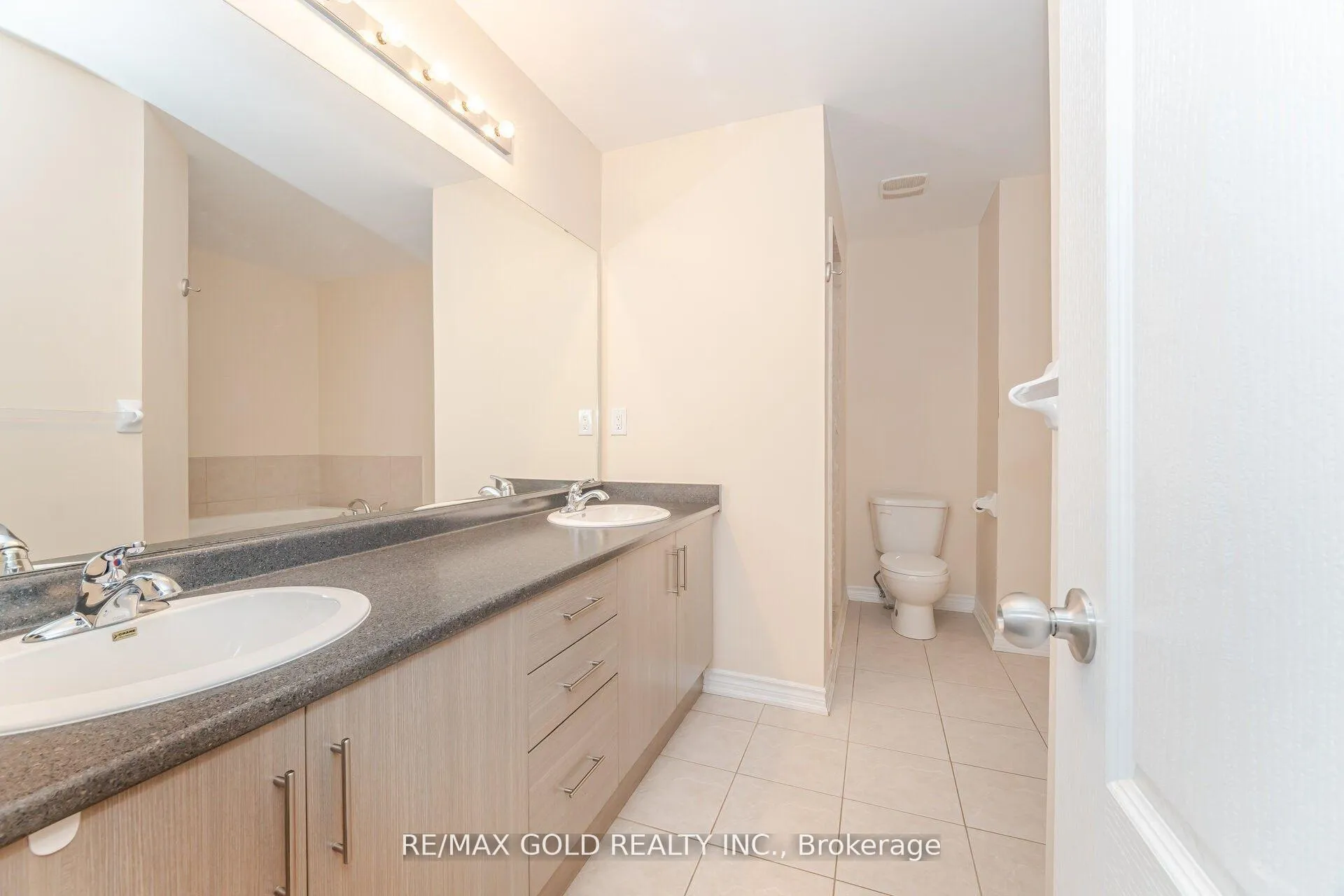 Photo 17 of 32 Daden Oaks Drive, Brampton, Bram East — HOMEH
