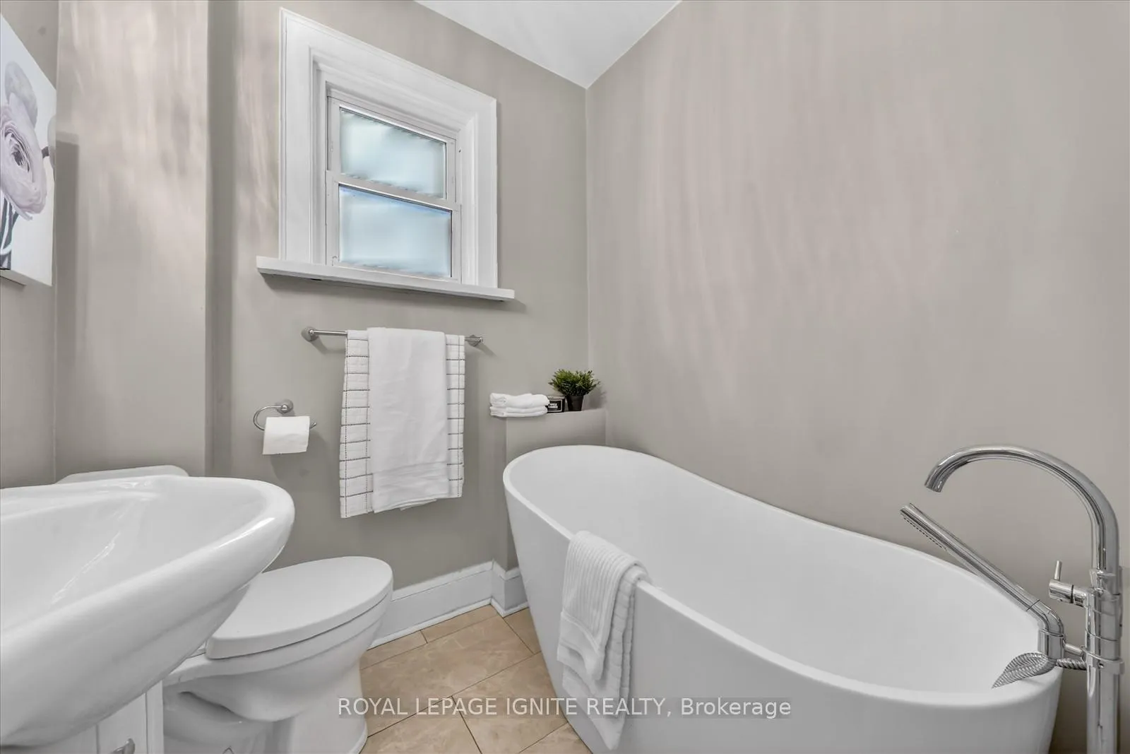 Photo 13 of 390 Jarvis Street, Oshawa, O'Neill — HOMEH