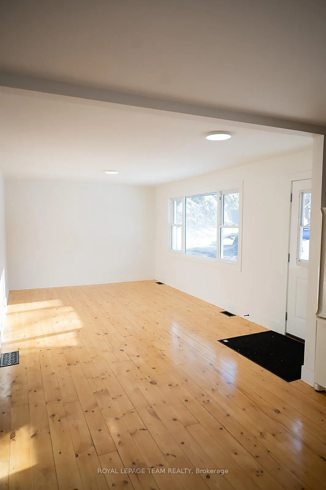 Photo 4 of 405 Barnes Street, North Grenville, Kemptville — HOMEH