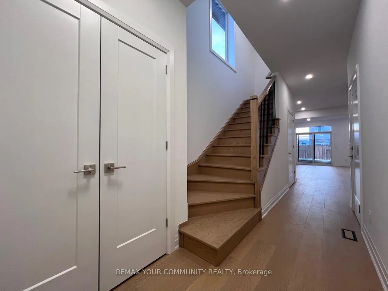 Photo 3 of 7453 Matteo Drive, Niagara Falls, Brown — HOMEH