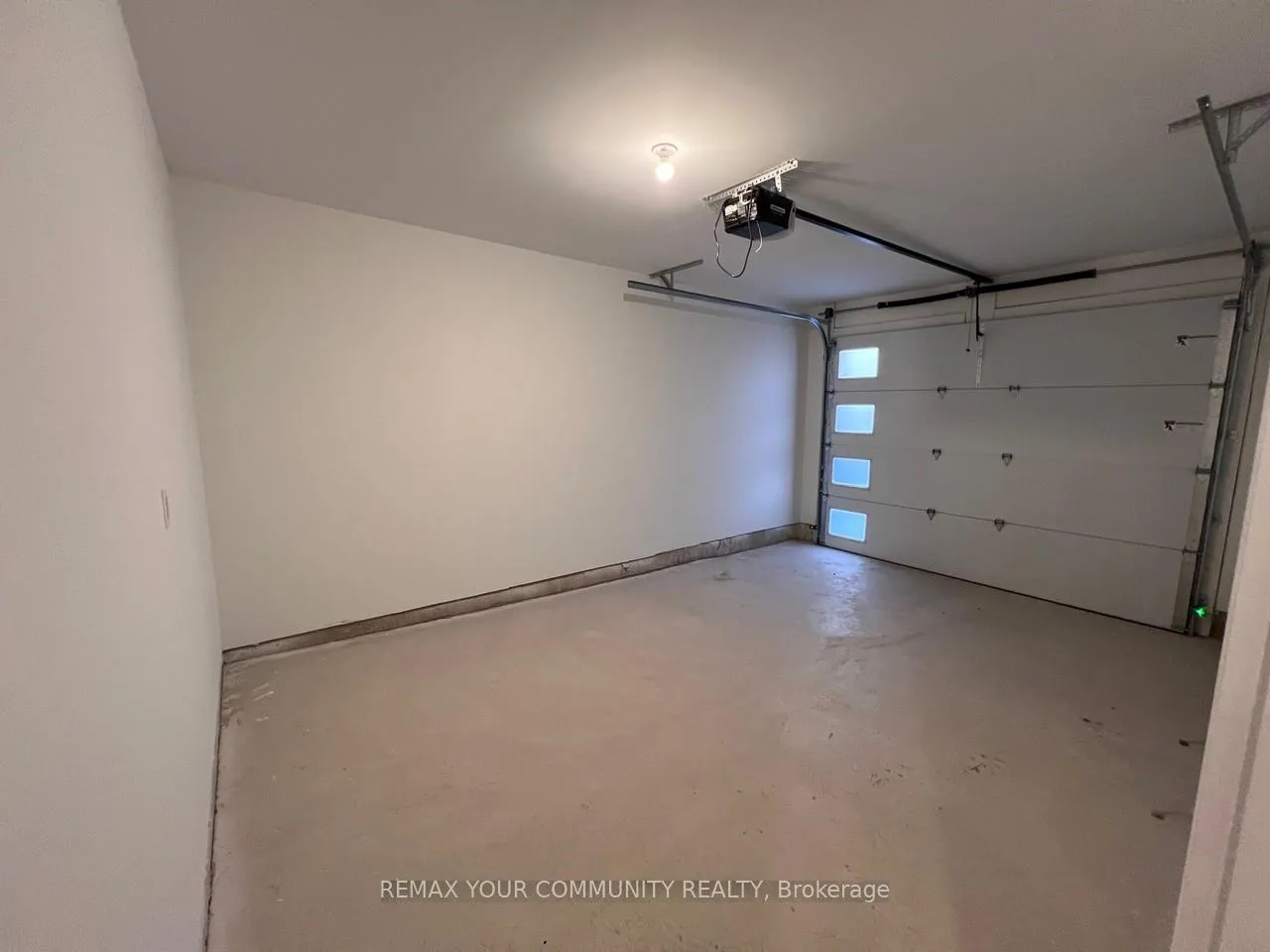Photo 4 of 7453 Matteo Drive, Niagara Falls, Brown — HOMEH