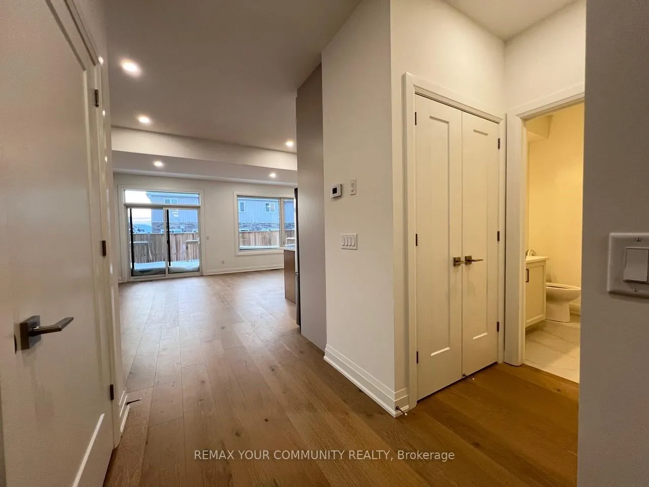 Photo 5 of 7453 Matteo Drive, Niagara Falls, Brown — HOMEH