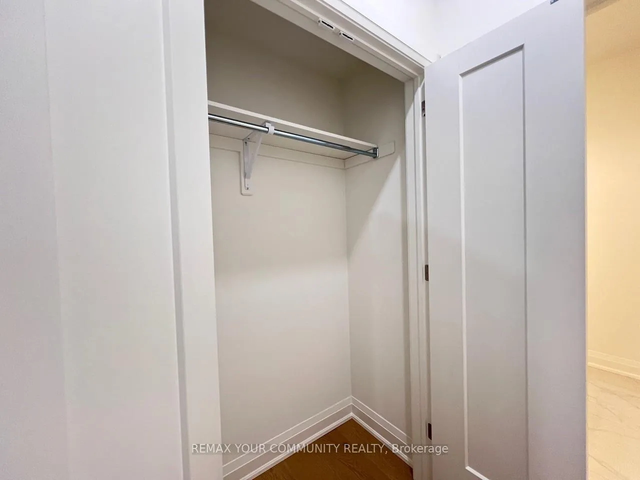 Photo 7 of 7453 Matteo Drive, Niagara Falls, Brown — HOMEH