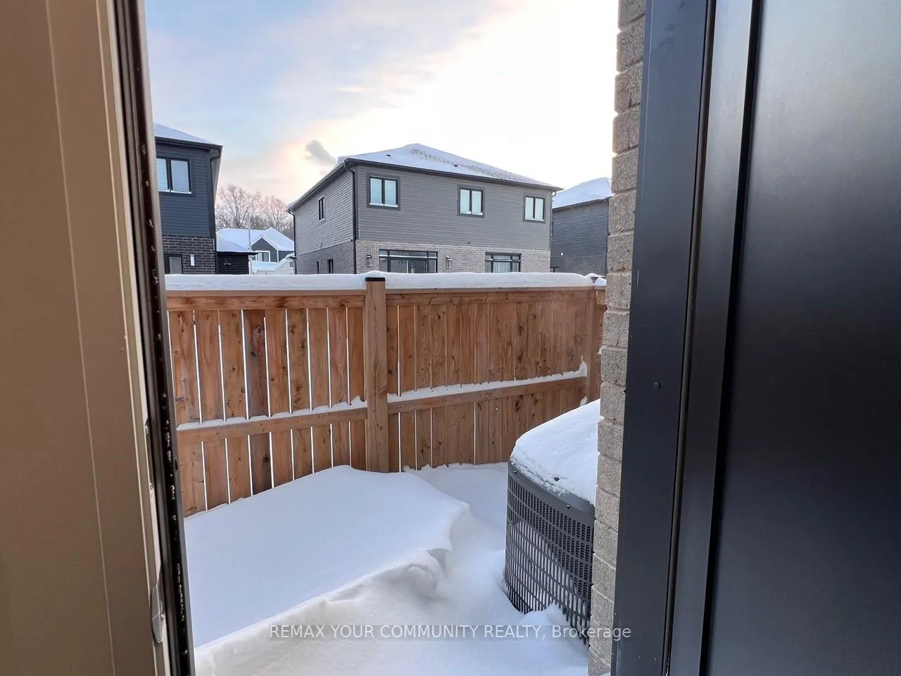 Photo 9 of 7453 Matteo Drive, Niagara Falls, Brown — HOMEH