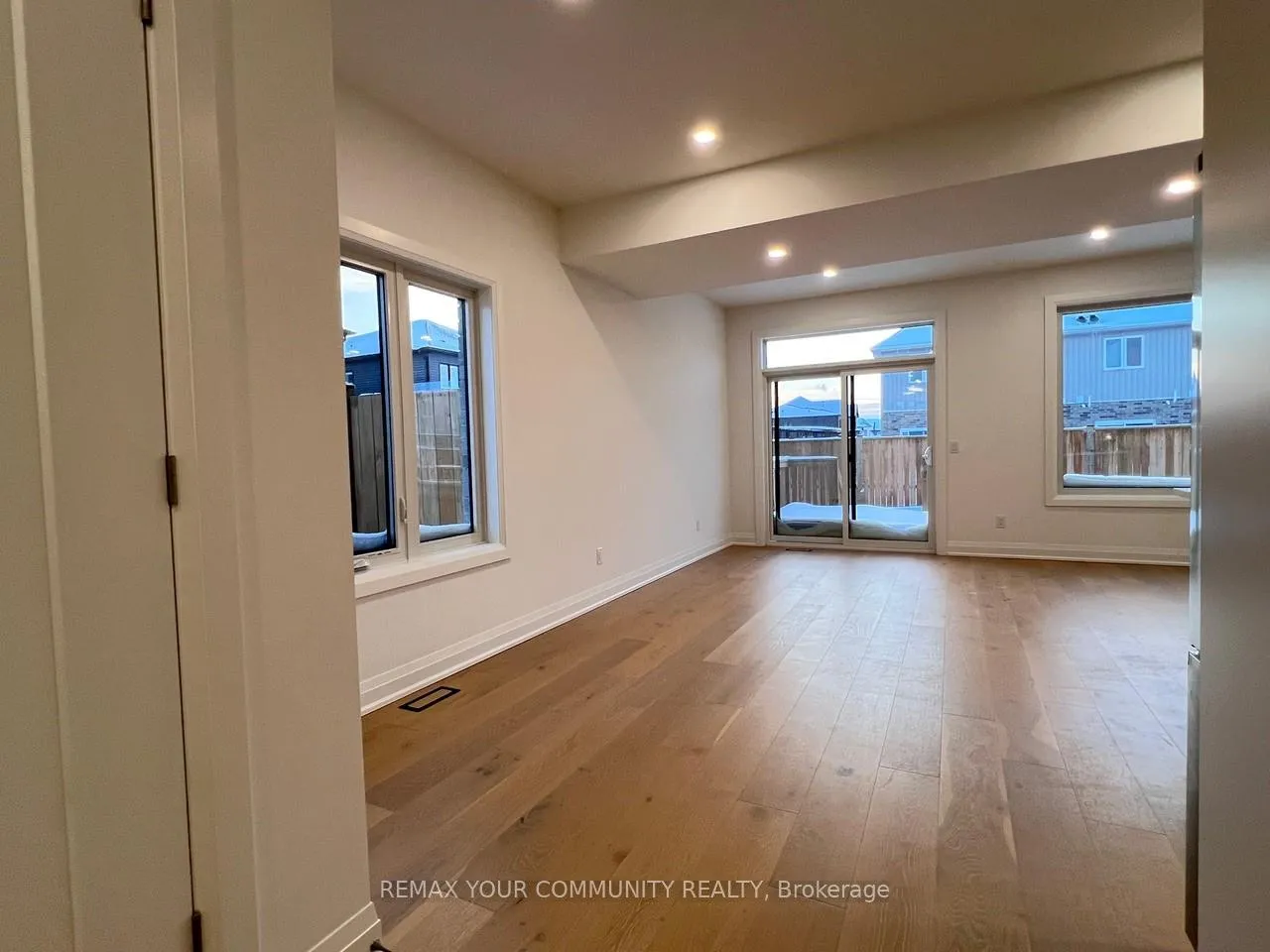 Photo 10 of 7453 Matteo Drive, Niagara Falls, Brown — HOMEH