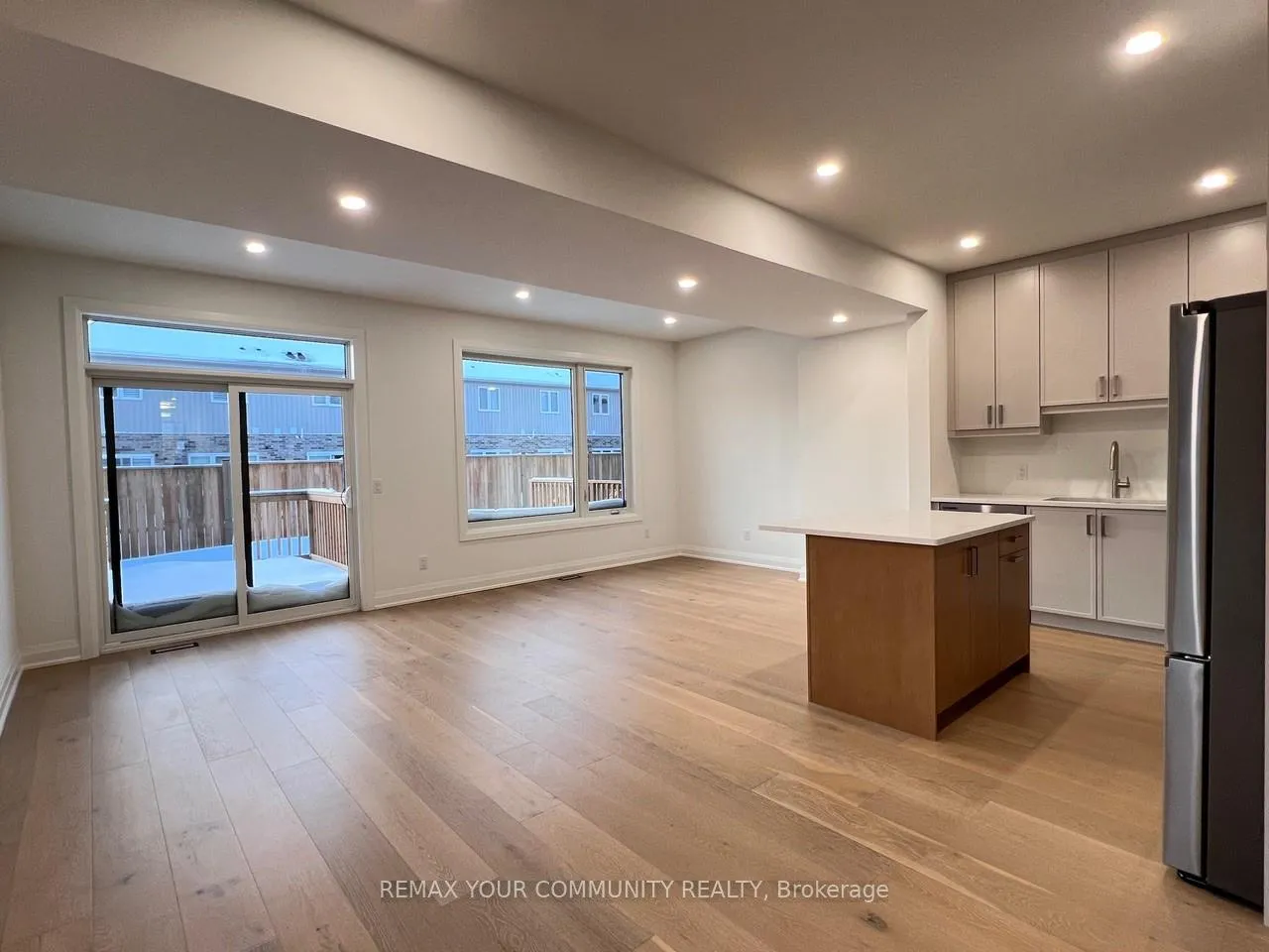Photo 11 of 7453 Matteo Drive, Niagara Falls, Brown — HOMEH