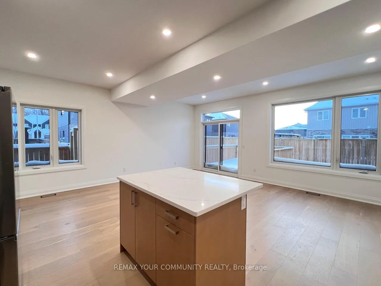 Photo 12 of 7453 Matteo Drive, Niagara Falls, Brown — HOMEH