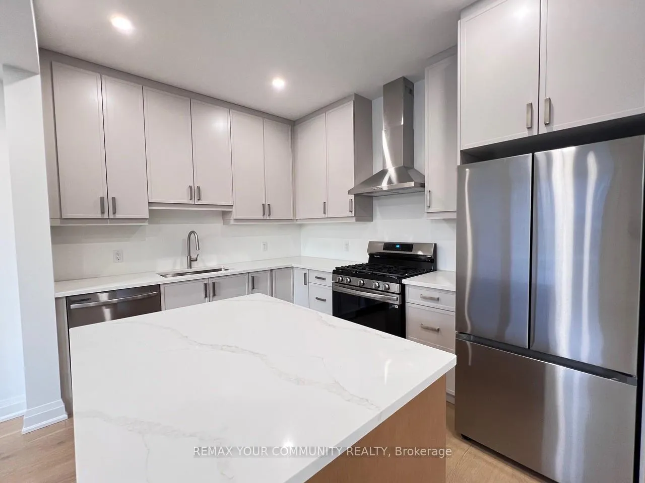 Photo 13 of 7453 Matteo Drive, Niagara Falls, Brown — HOMEH