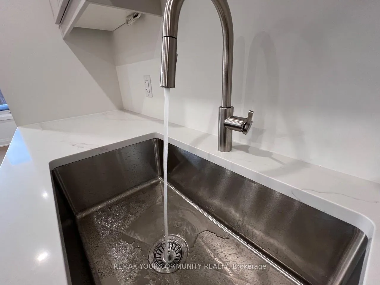 Photo 18 of 7453 Matteo Drive, Niagara Falls, Brown — HOMEH