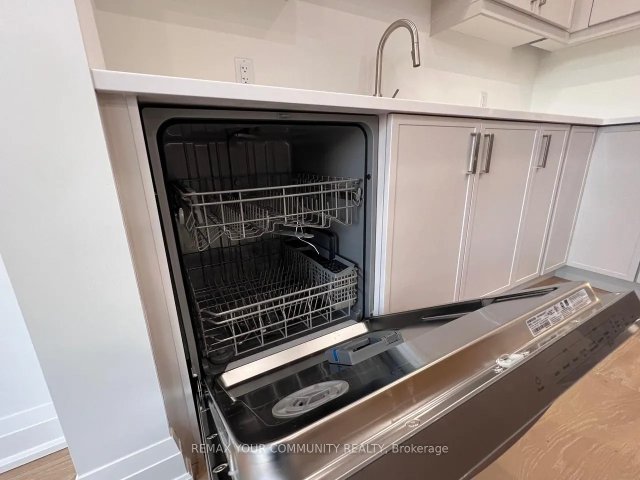 Photo 19 of 7453 Matteo Drive, Niagara Falls, Brown — HOMEH