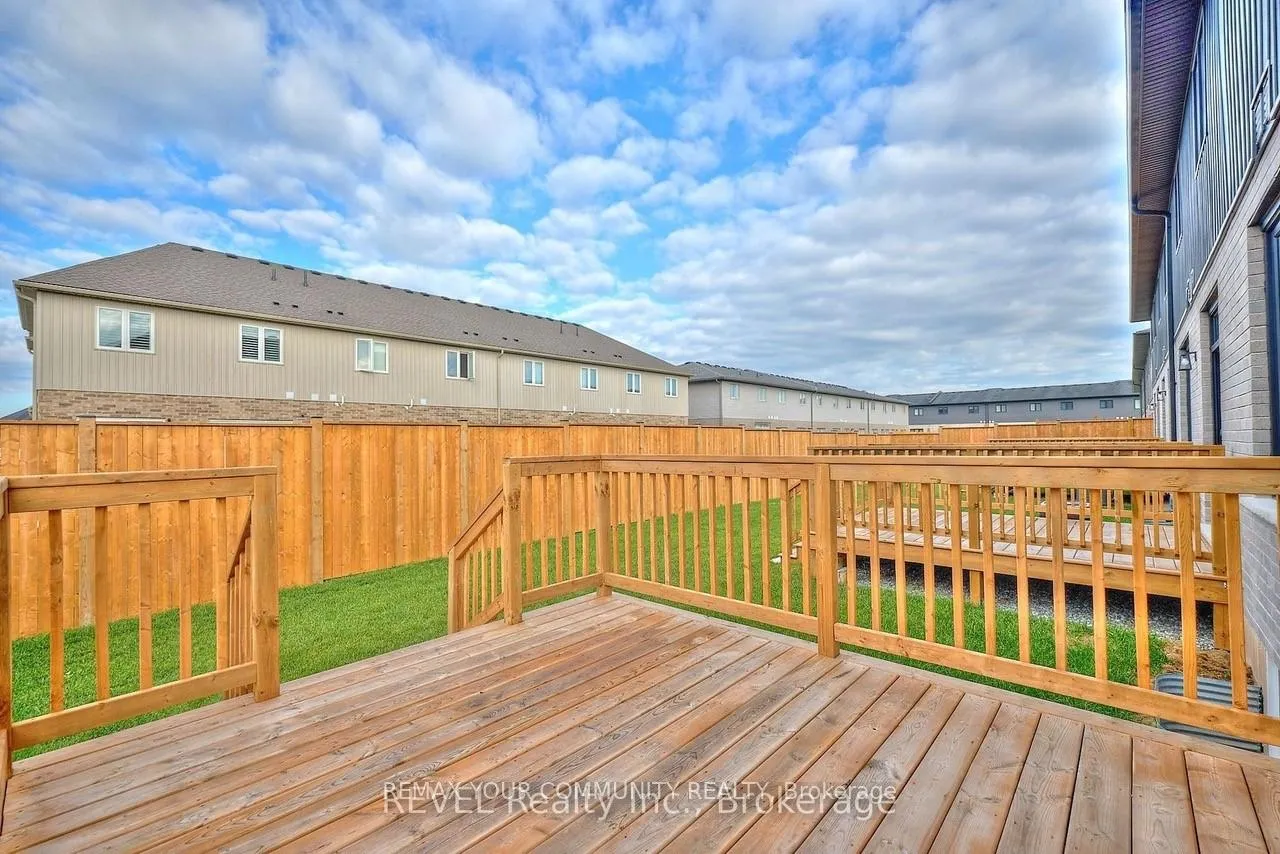 Photo 38 of 7453 Matteo Drive, Niagara Falls, Brown — HOMEH