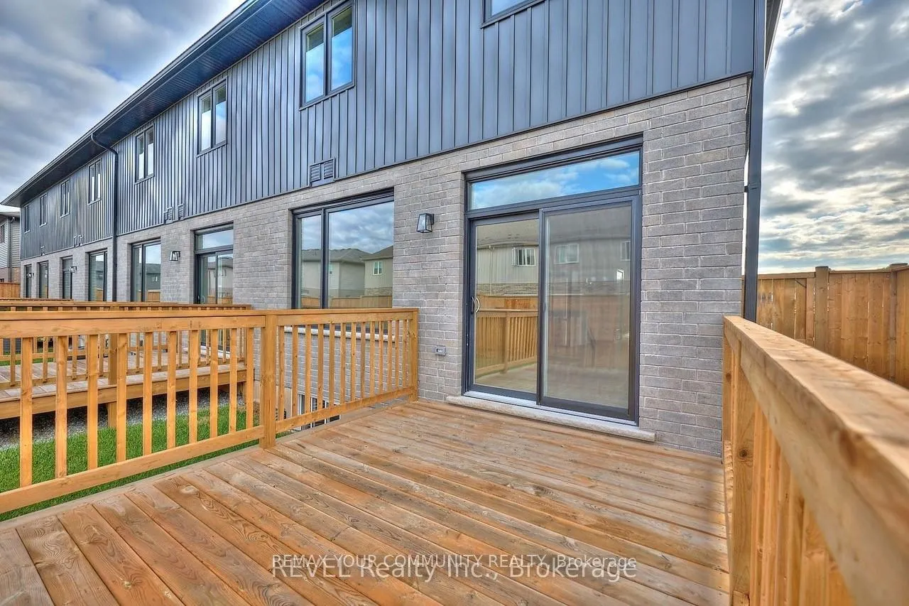 Photo 39 of 7453 Matteo Drive, Niagara Falls, Brown — HOMEH