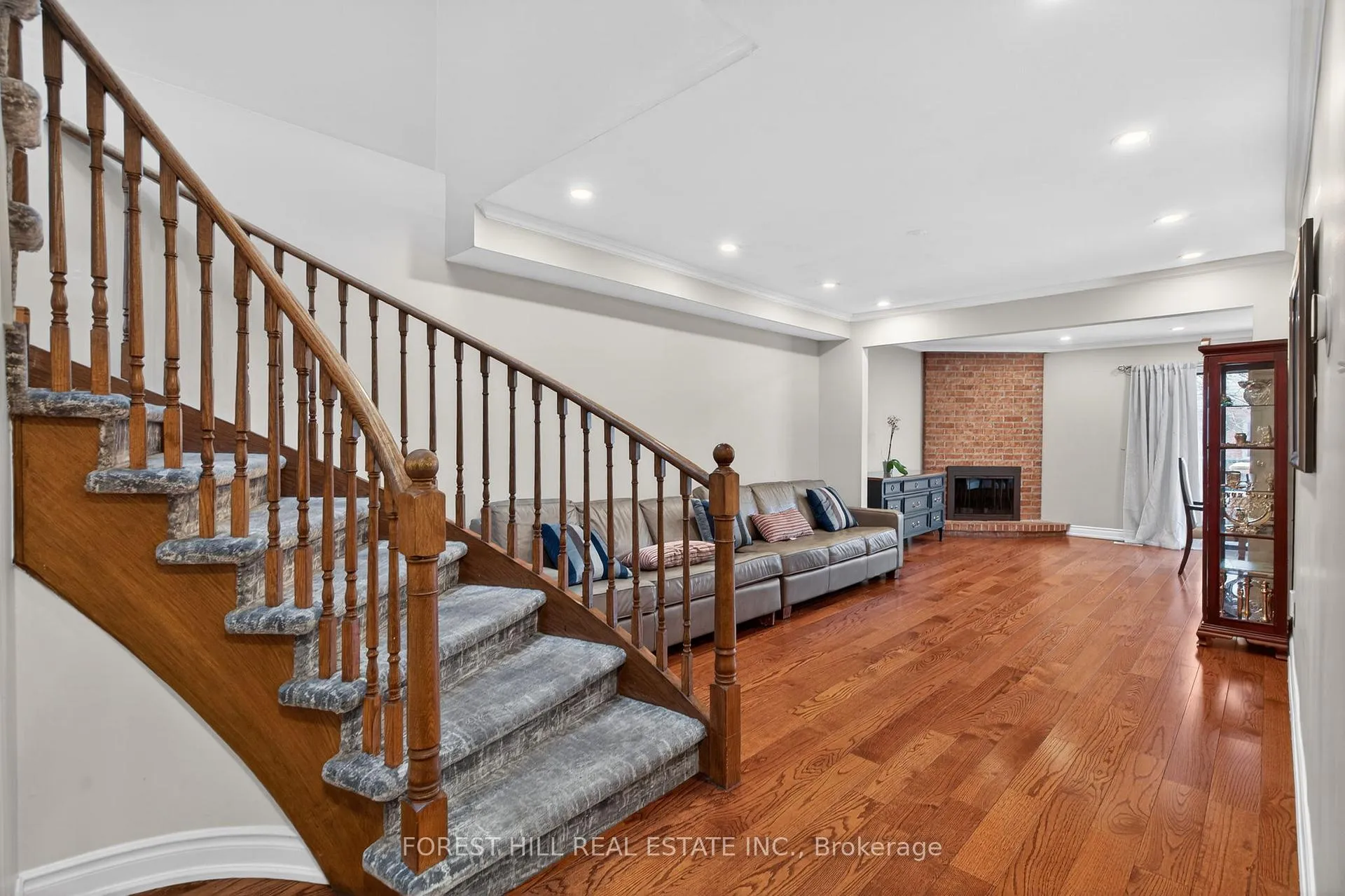 Photo 6 of 150 North Meadow Crescent, Vaughan, Crestwood-Springfarm-Yorkhill — HOMEH