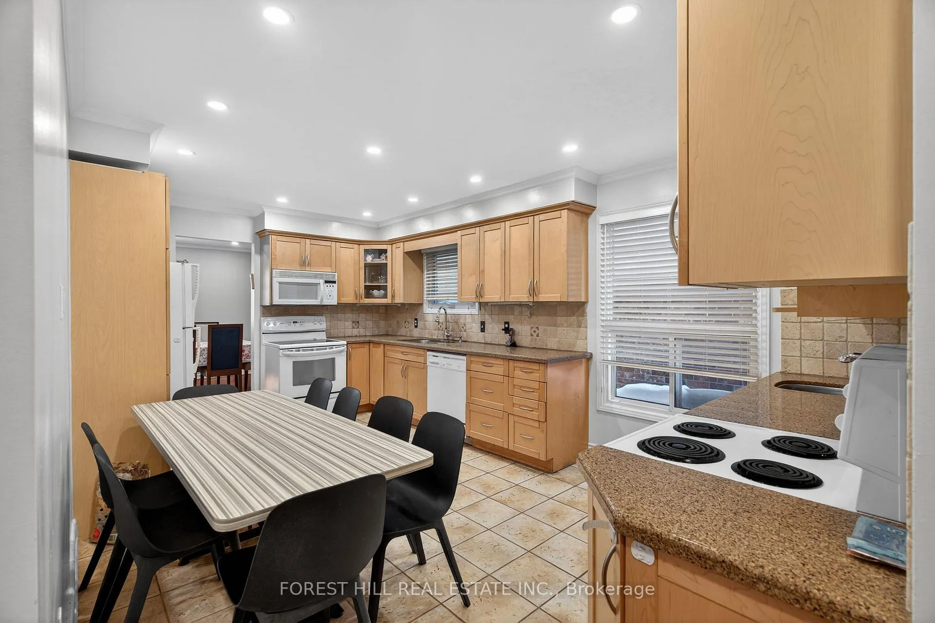 Photo 16 of 150 North Meadow Crescent, Vaughan, Crestwood-Springfarm-Yorkhill — HOMEH