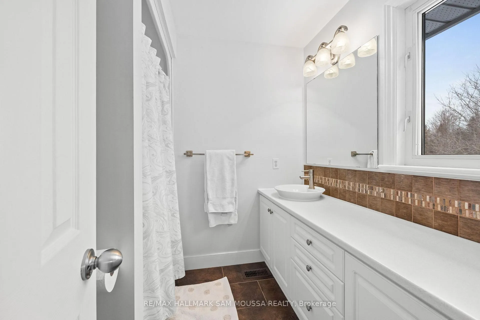 Photo 25 of 194 Robertlee Drive, Ottawa, Carp — HOMEH