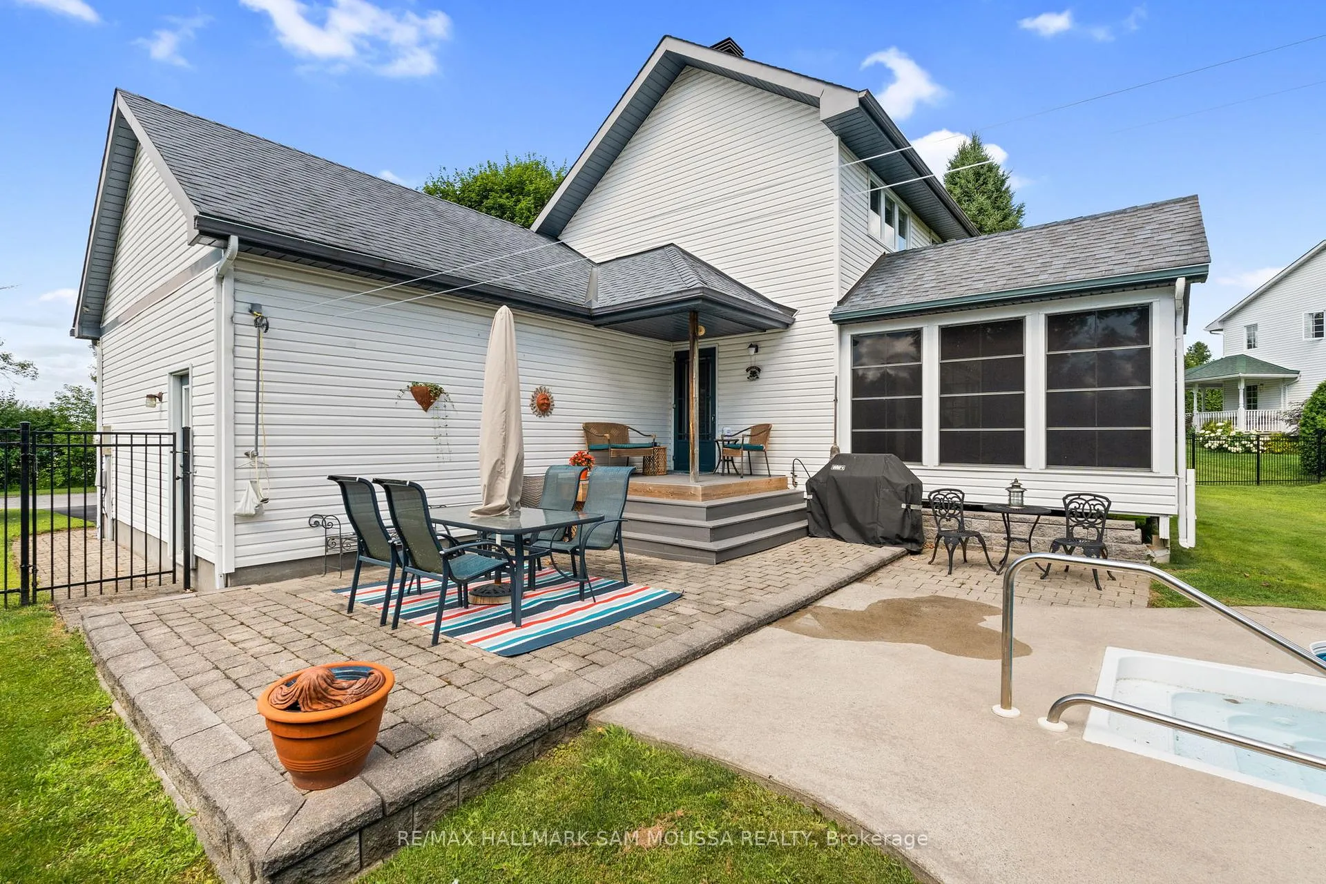Photo 32 of 194 Robertlee Drive, Ottawa, Carp — HOMEH