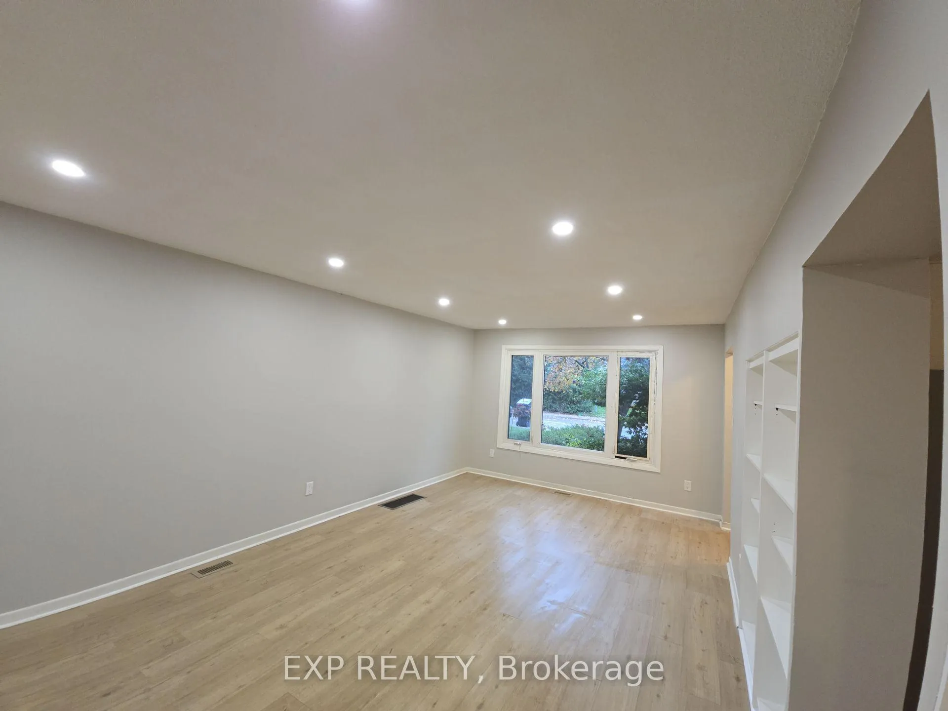 Photo 3 of Unit Main Level, 89 Wellington Street E, Brampton, Downtown Brampton — HOMEH