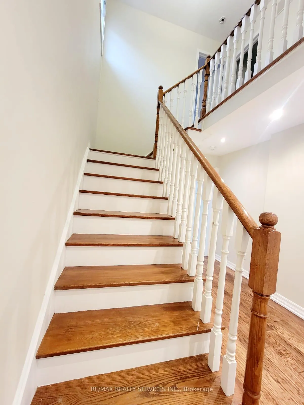 Photo 5 of Unit Upper Portion, 15 Chipmunk Crescent, Brampton, Sandringham-Wellington — HOMEH