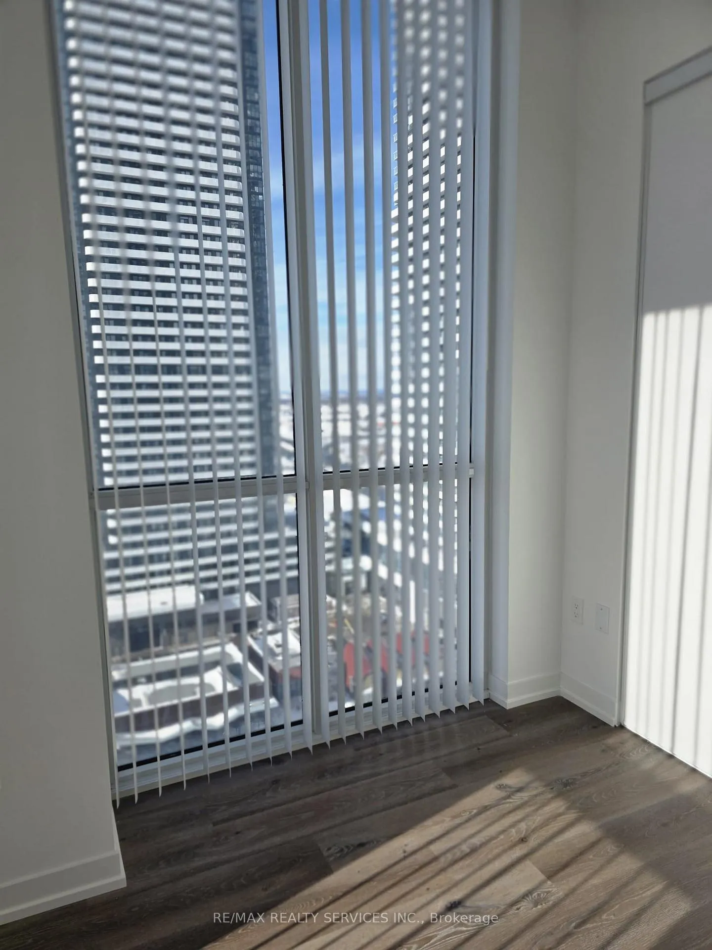 Photo 12 of Unit 1912, 28 Interchange Way, Vaughan, Vaughan Corporate Centre — HOMEH