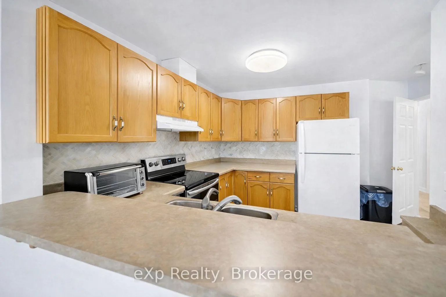 Photo 4 of Unit 5, 142 York Road, Guelph, St. Patrick's Ward — HOMEH