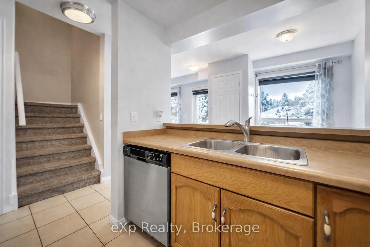 Photo 5 of Unit 5, 142 York Road, Guelph, St. Patrick's Ward — HOMEH