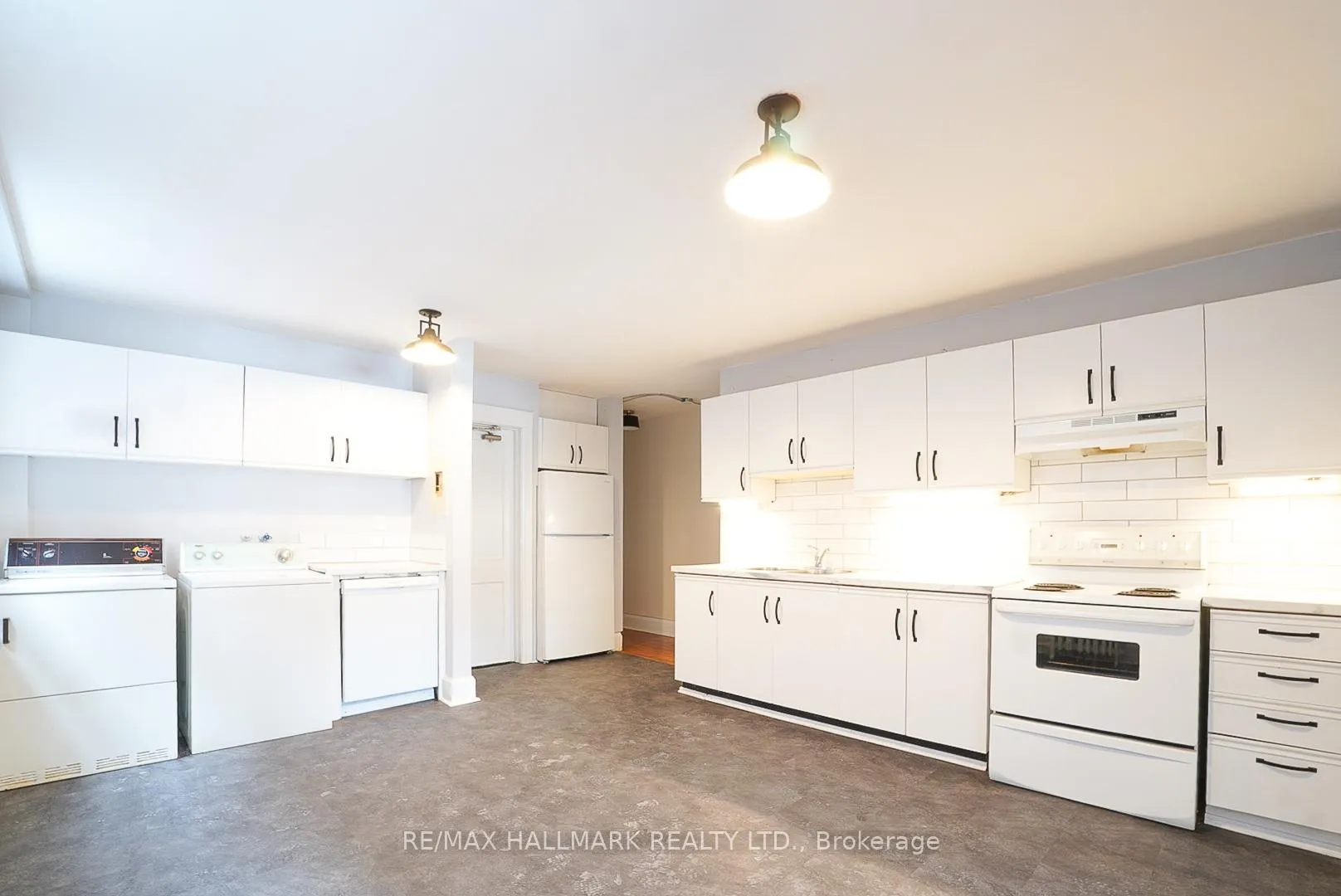 Photo 5 of Unit Main Floor, 44 Scarboro Beach Boulevard, Toronto, The Beaches — HOMEH