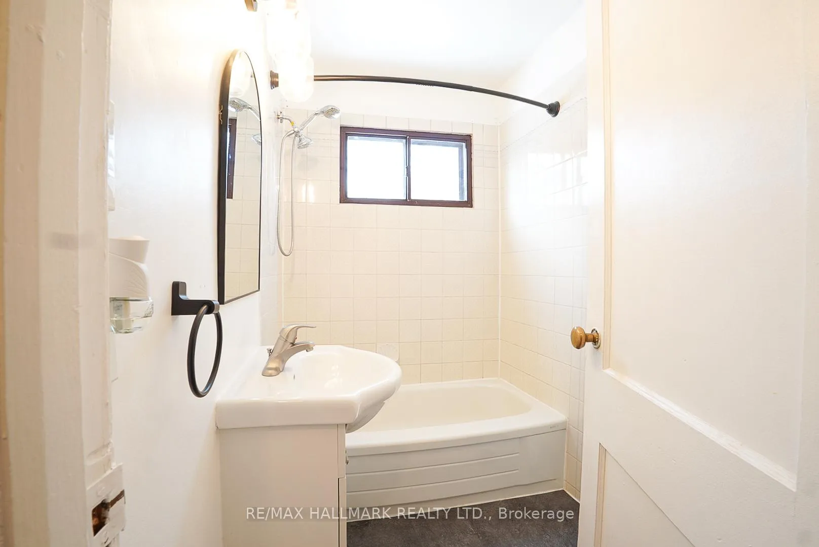Photo 7 of Unit Main Floor, 44 Scarboro Beach Boulevard, Toronto, The Beaches — HOMEH
