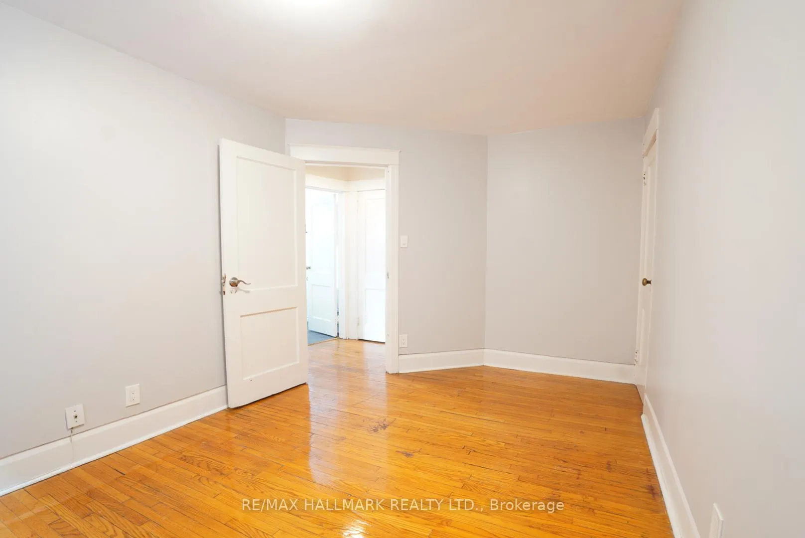 Photo 9 of Unit Main Floor, 44 Scarboro Beach Boulevard, Toronto, The Beaches — HOMEH
