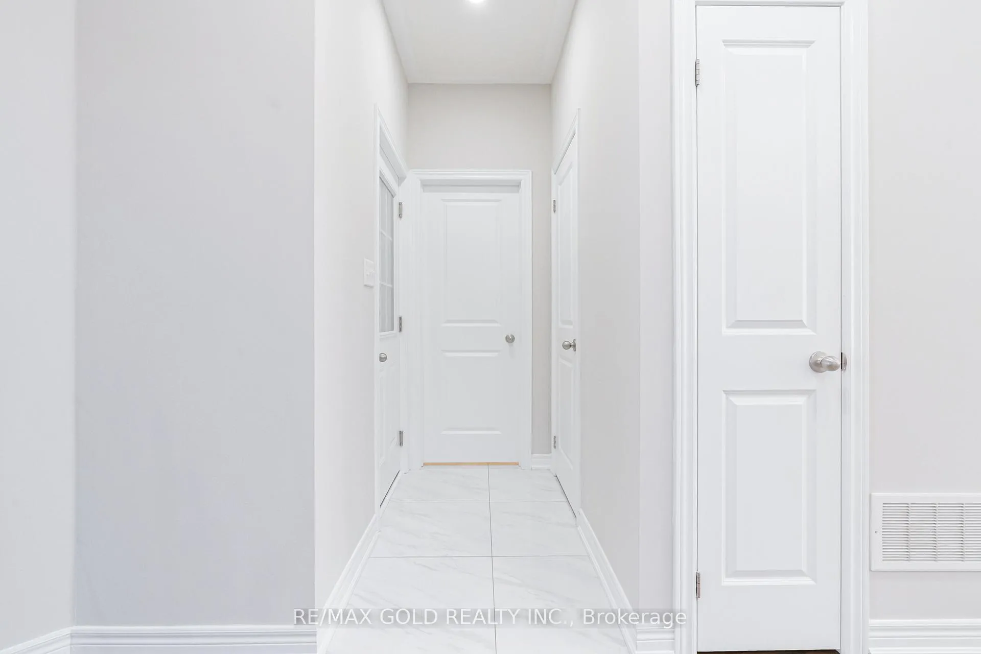 Photo 16 of 5 Dale Meadows Road, Brampton, Northwest Brampton — HOMEH
