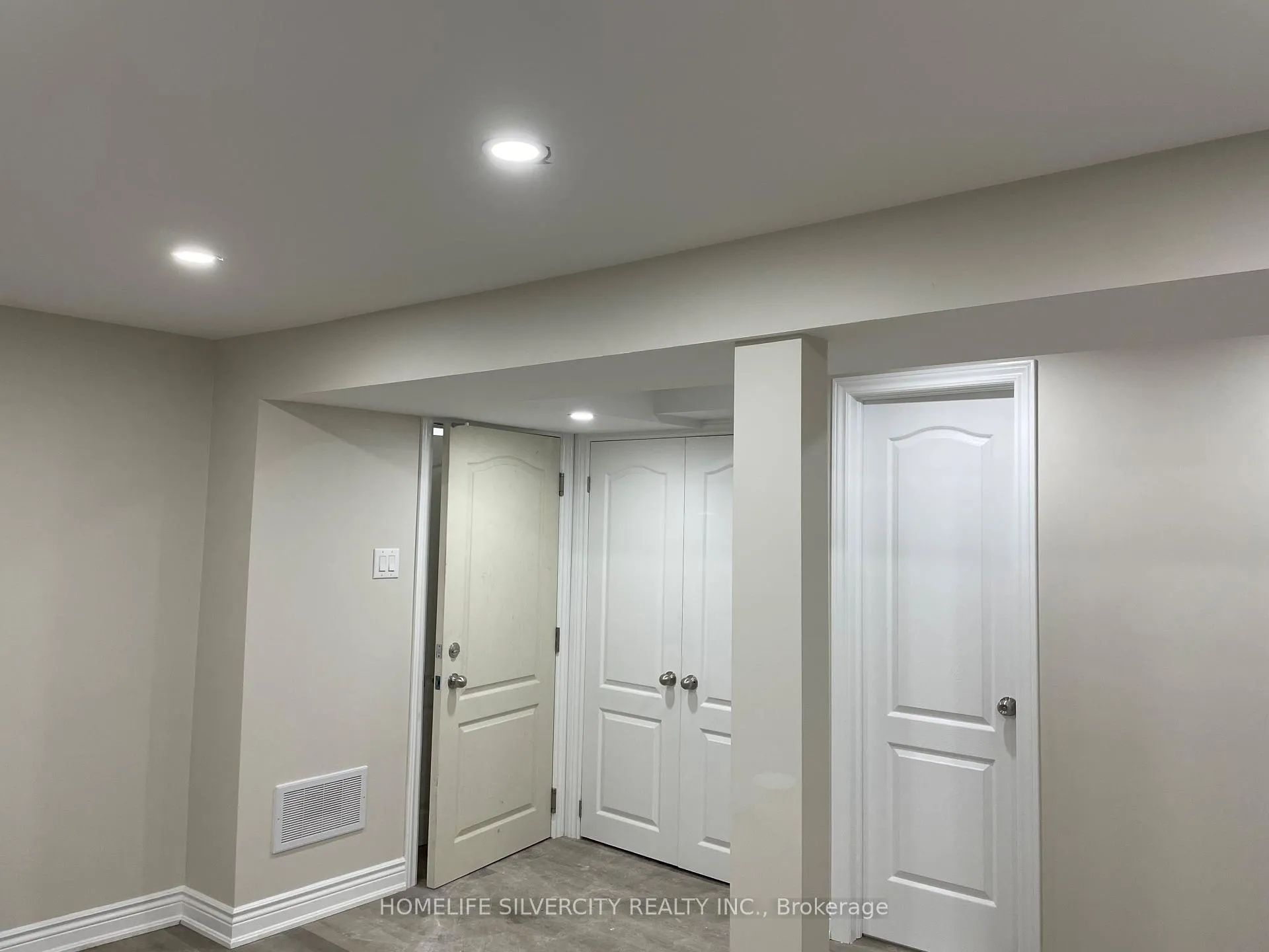Photo 10 of 7 Mandrain Crescent, Brampton, Bramalea North Industrial — HOMEH