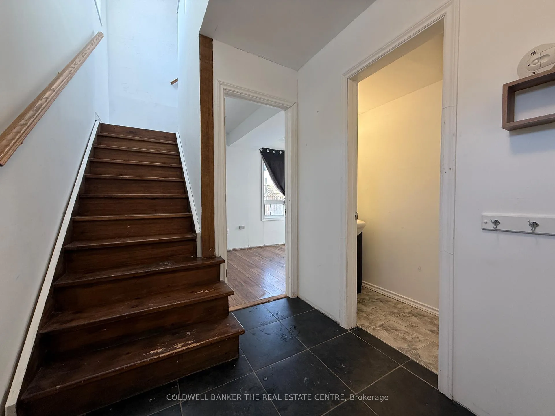 Photo 6 of Unit Upper, 27182A Civic Centre Road, Georgina, Historic Lakeshore Communities — HOMEH