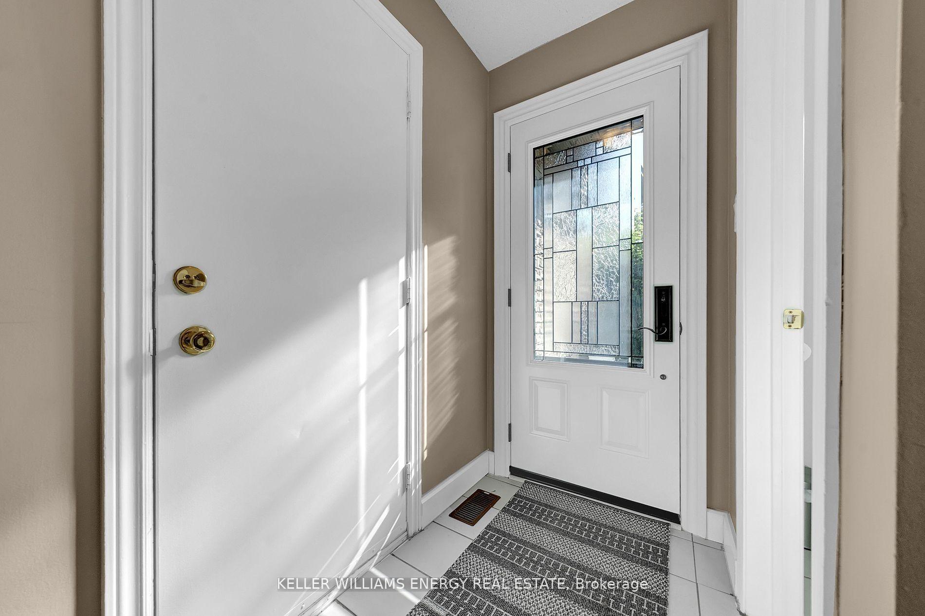 Photo 4 of 37 Poolton Crescent, Clarington, Courtice — HOMEH