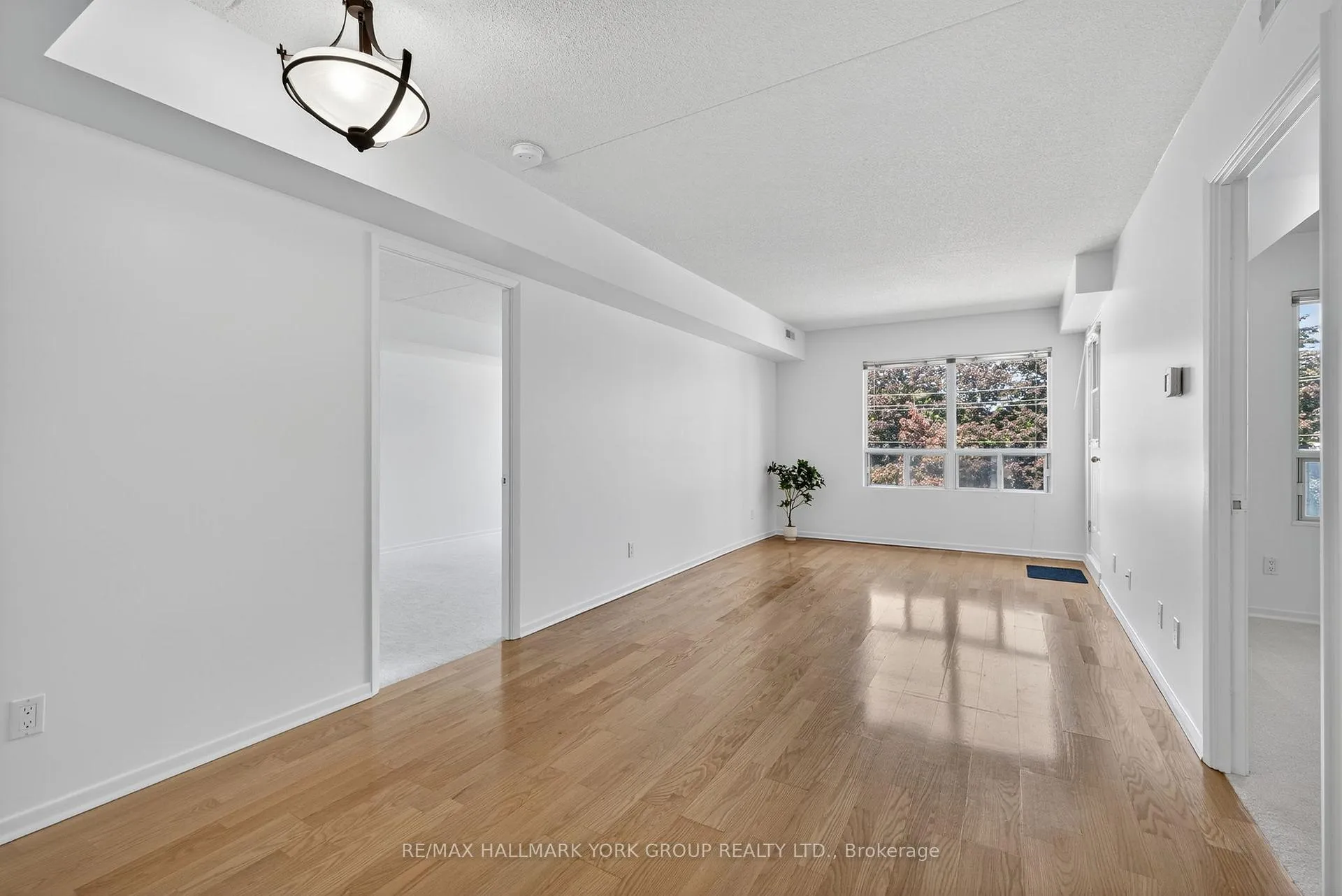 Photo 3 of Unit 210, 160 Wellington Street E, Aurora, Aurora Village — HOMEH