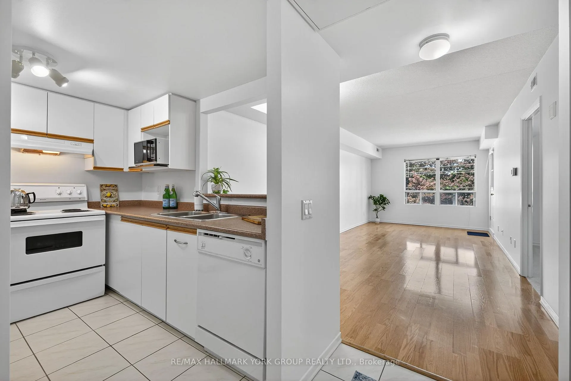 Photo 7 of Unit 210, 160 Wellington Street E, Aurora, Aurora Village — HOMEH