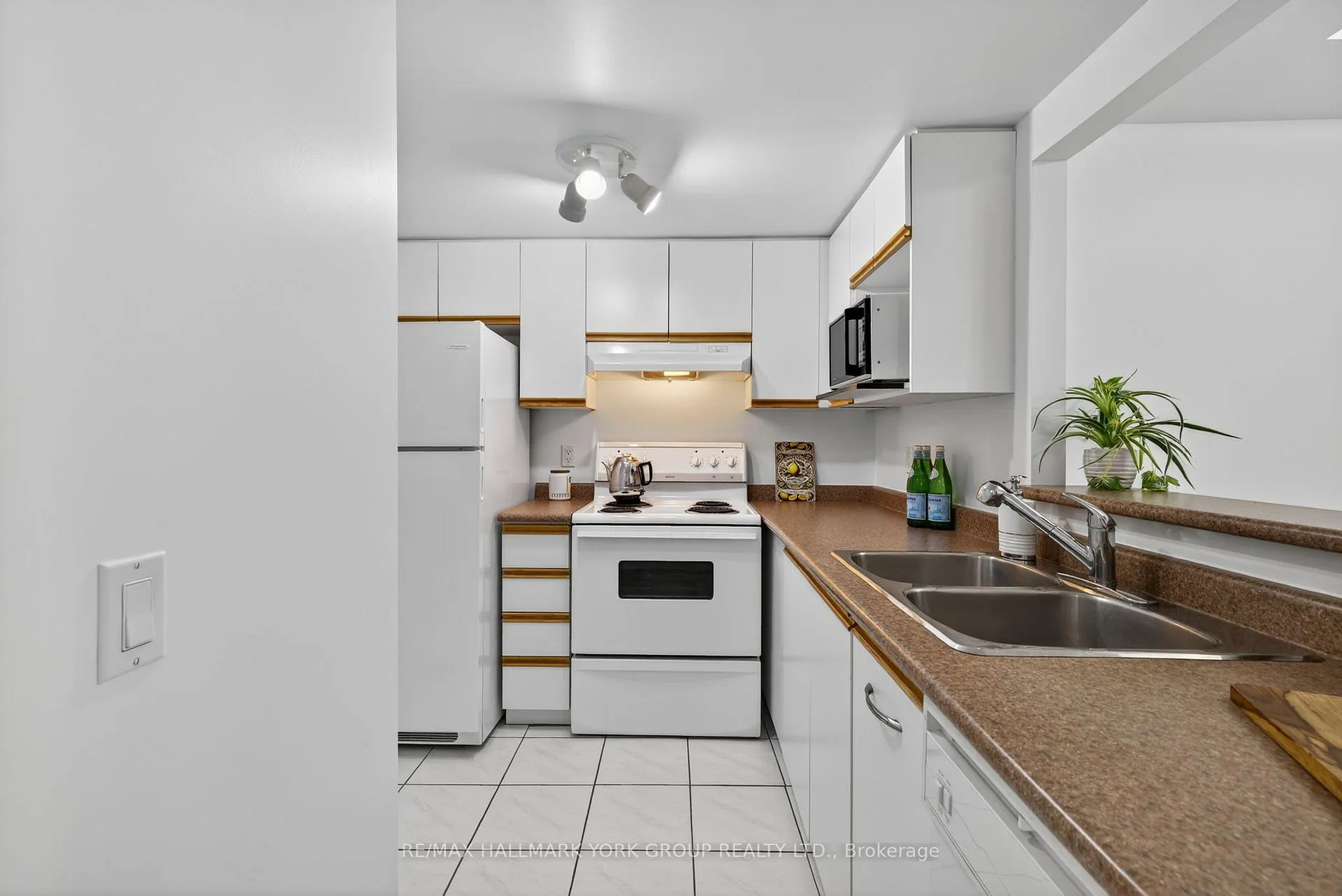 Photo 8 of Unit 210, 160 Wellington Street E, Aurora, Aurora Village — HOMEH