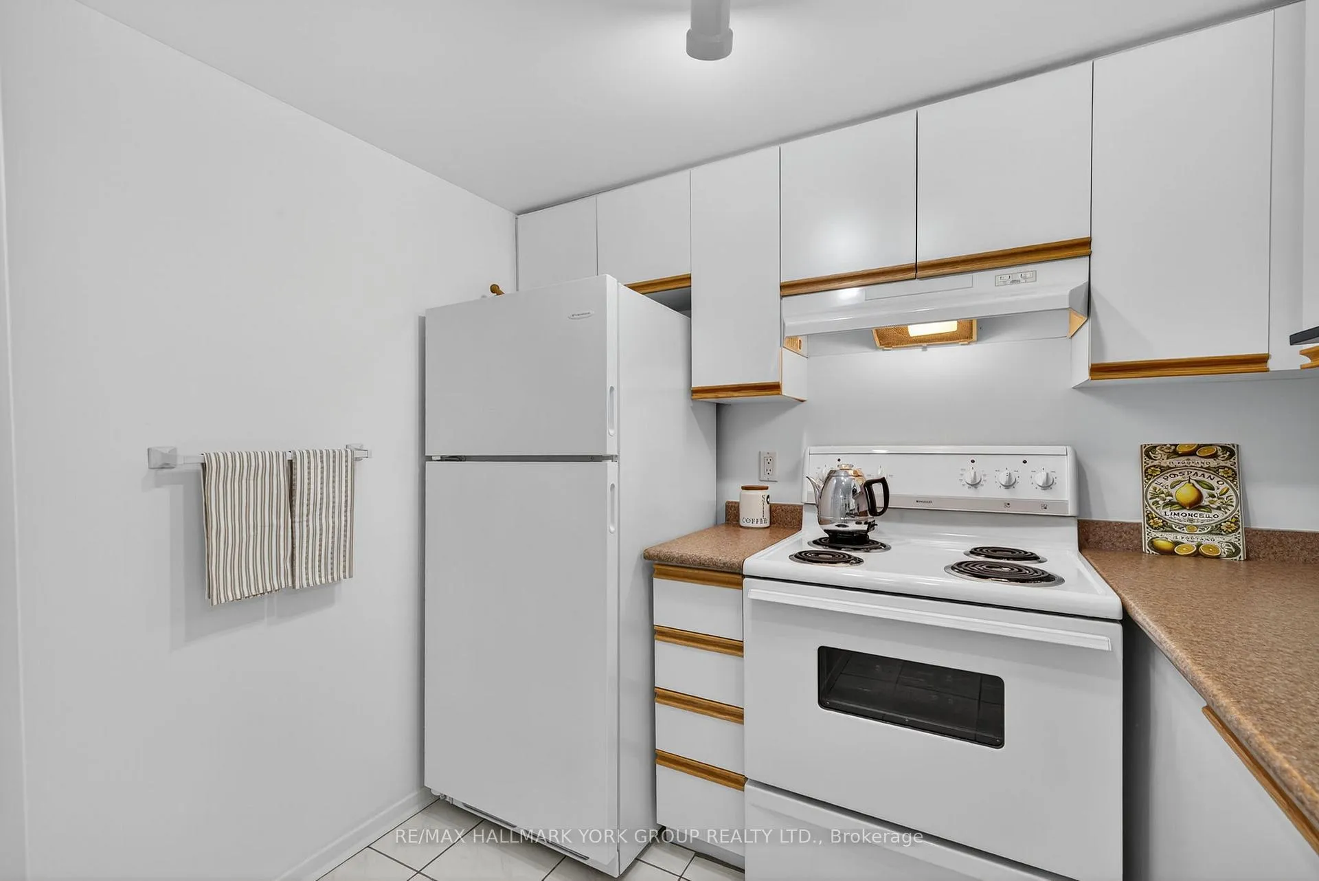 Photo 9 of Unit 210, 160 Wellington Street E, Aurora, Aurora Village — HOMEH