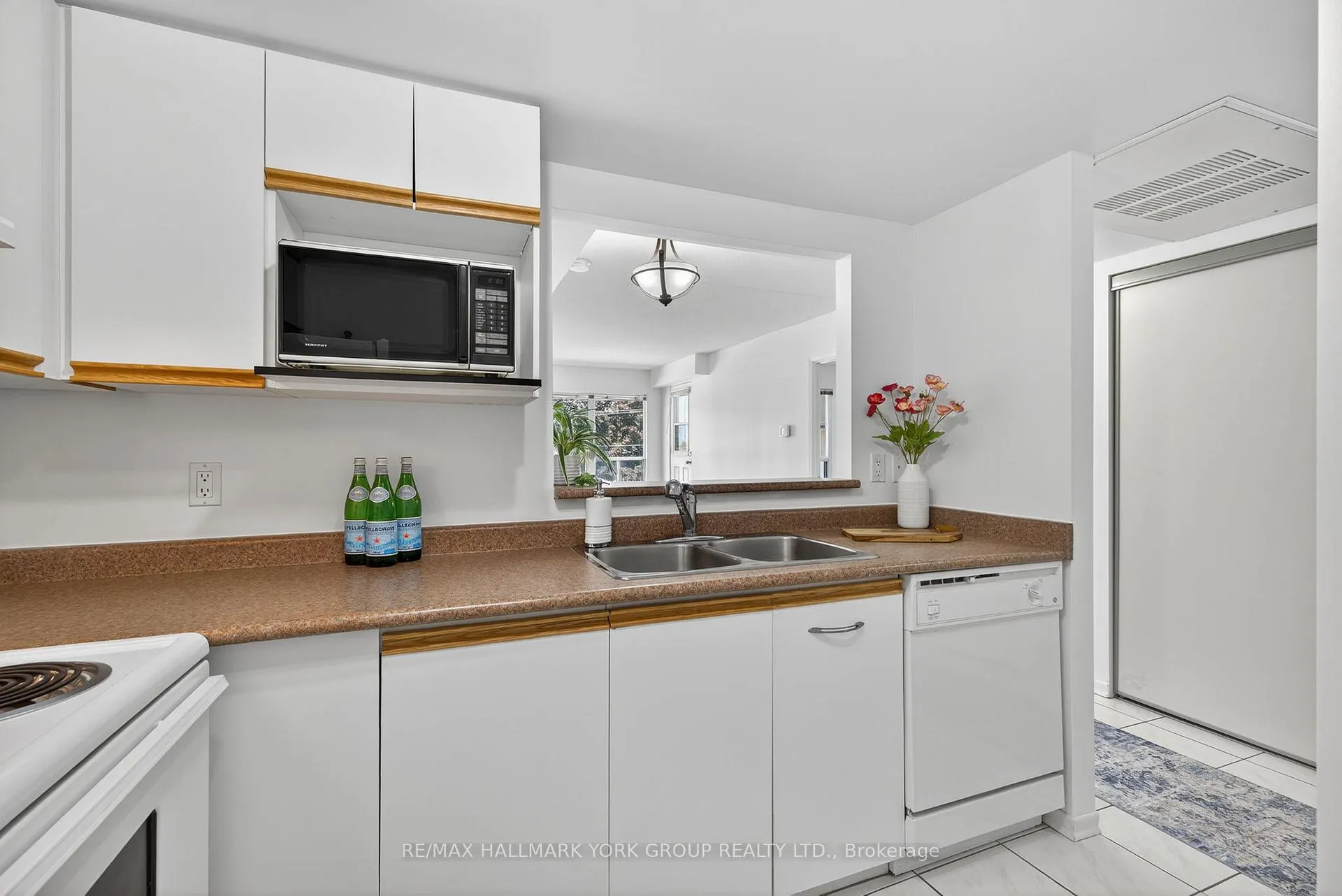 Photo 10 of Unit 210, 160 Wellington Street E, Aurora, Aurora Village — HOMEH