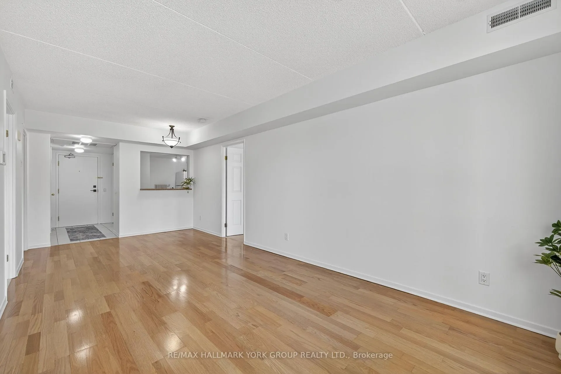 Photo 11 of Unit 210, 160 Wellington Street E, Aurora, Aurora Village — HOMEH