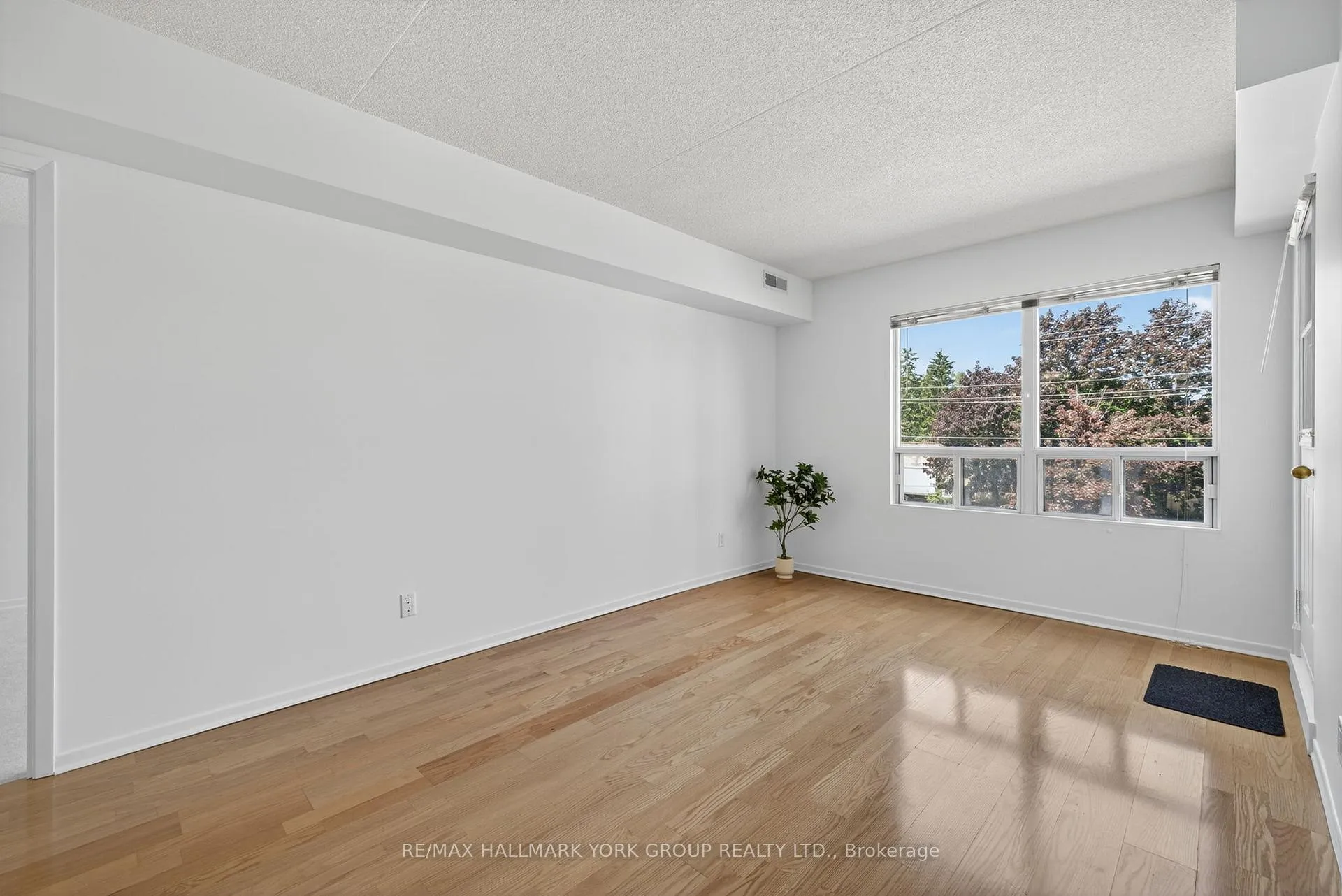 Photo 13 of Unit 210, 160 Wellington Street E, Aurora, Aurora Village — HOMEH