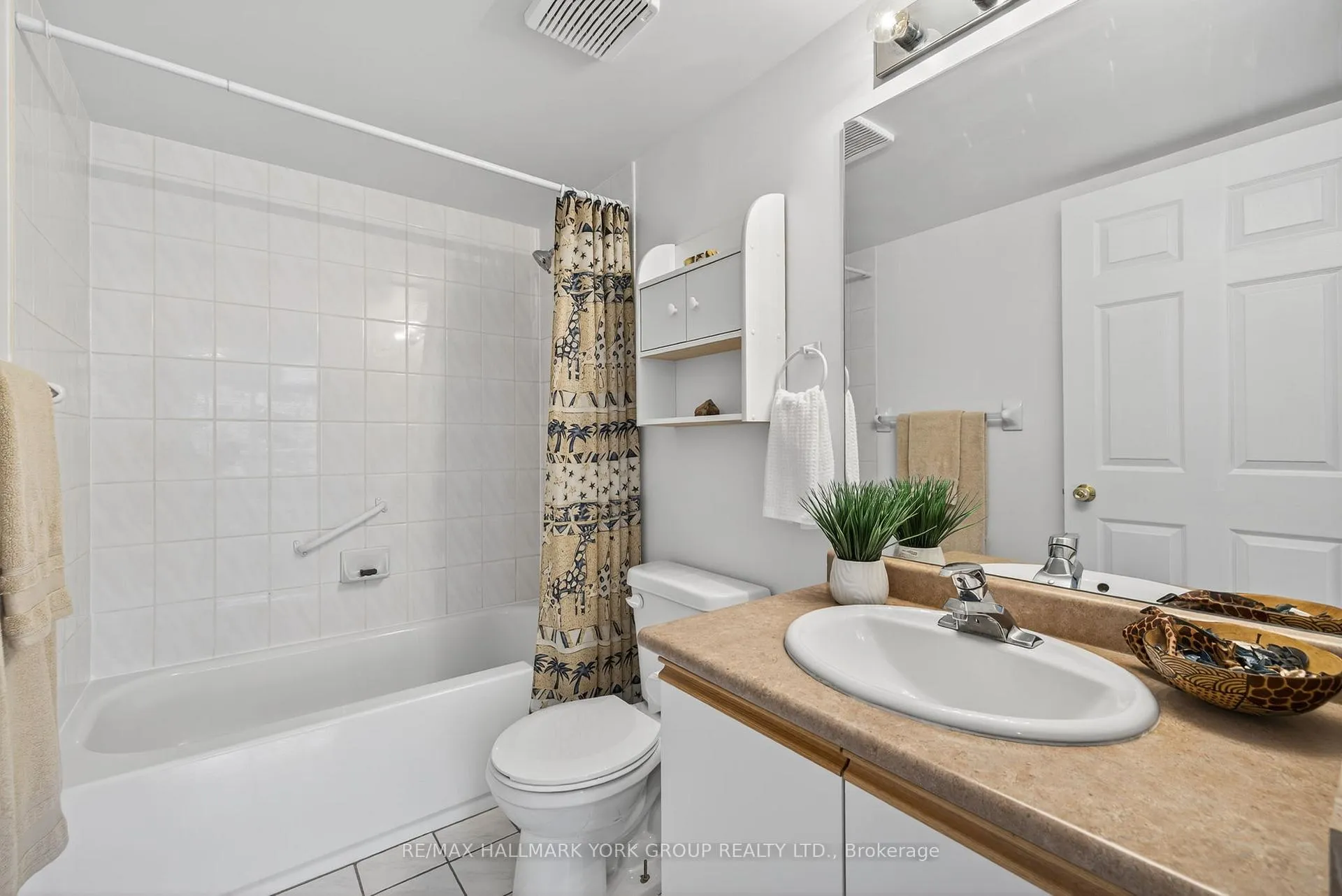 Photo 19 of Unit 210, 160 Wellington Street E, Aurora, Aurora Village — HOMEH