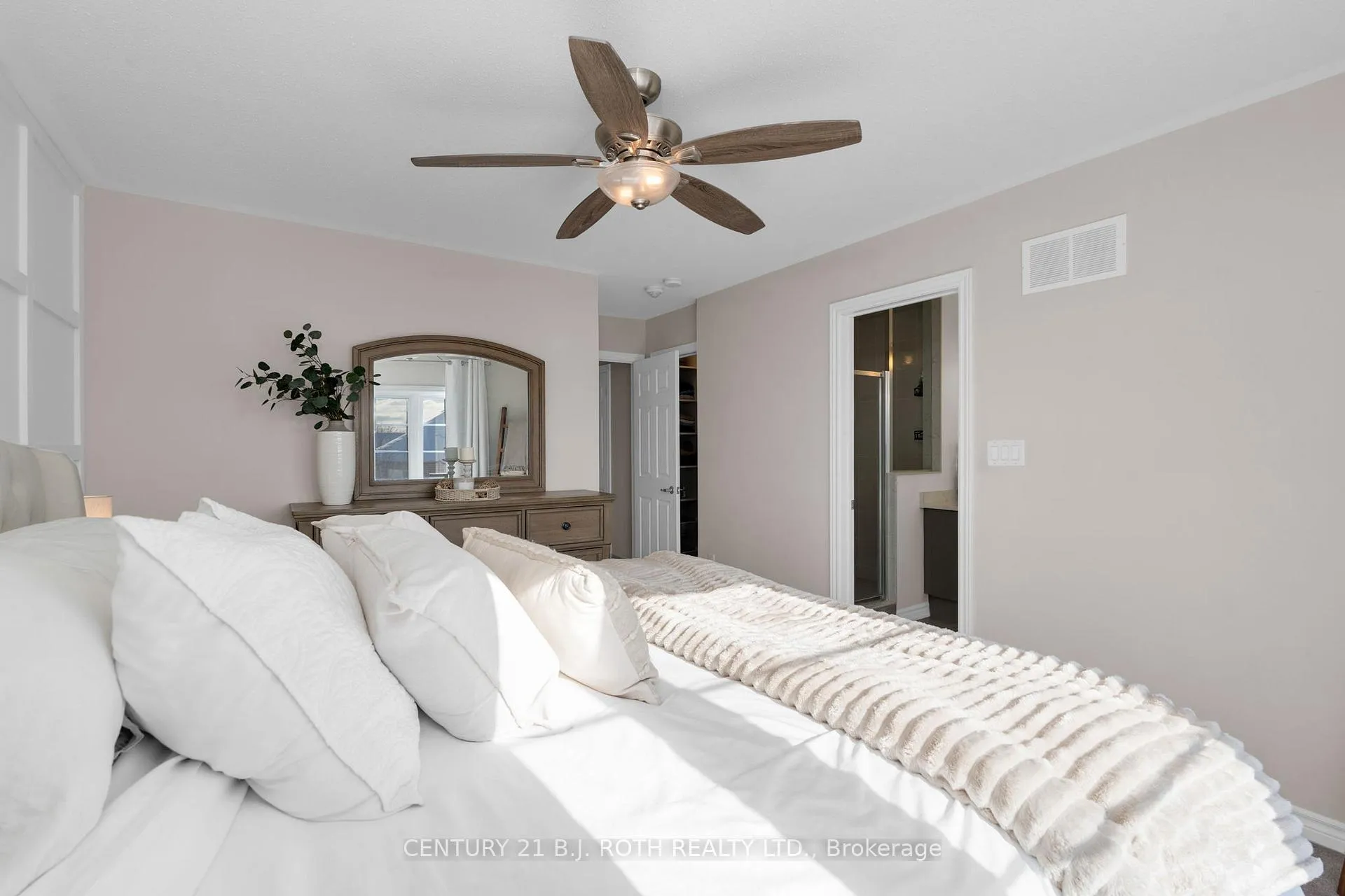Photo 20 of 33 Westbury Way, Whitby, Brooklin — HOMEH