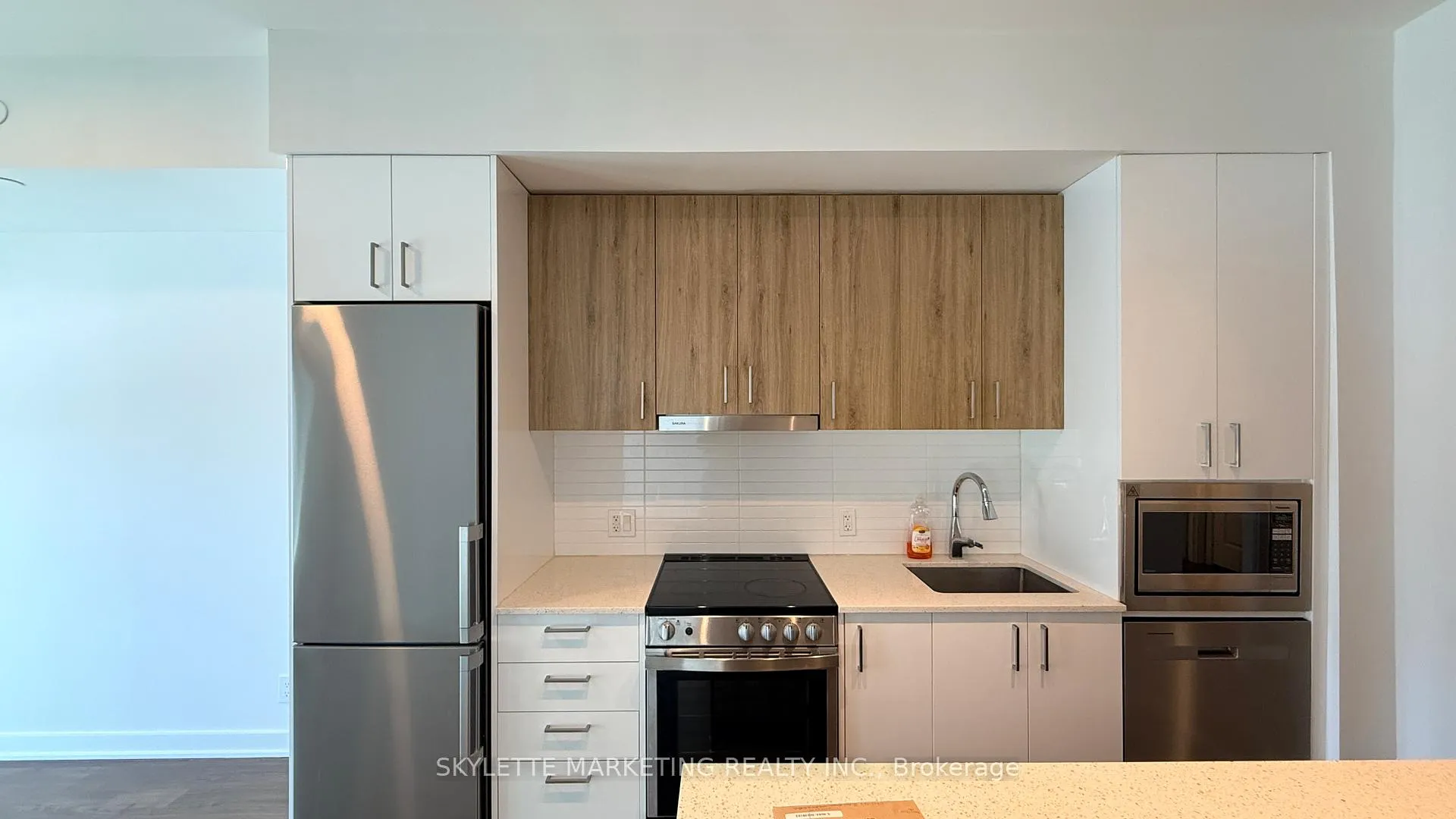 Photo 2 of Unit 604, 30 Upper Mall Way, Vaughan, Brownridge — HOMEH