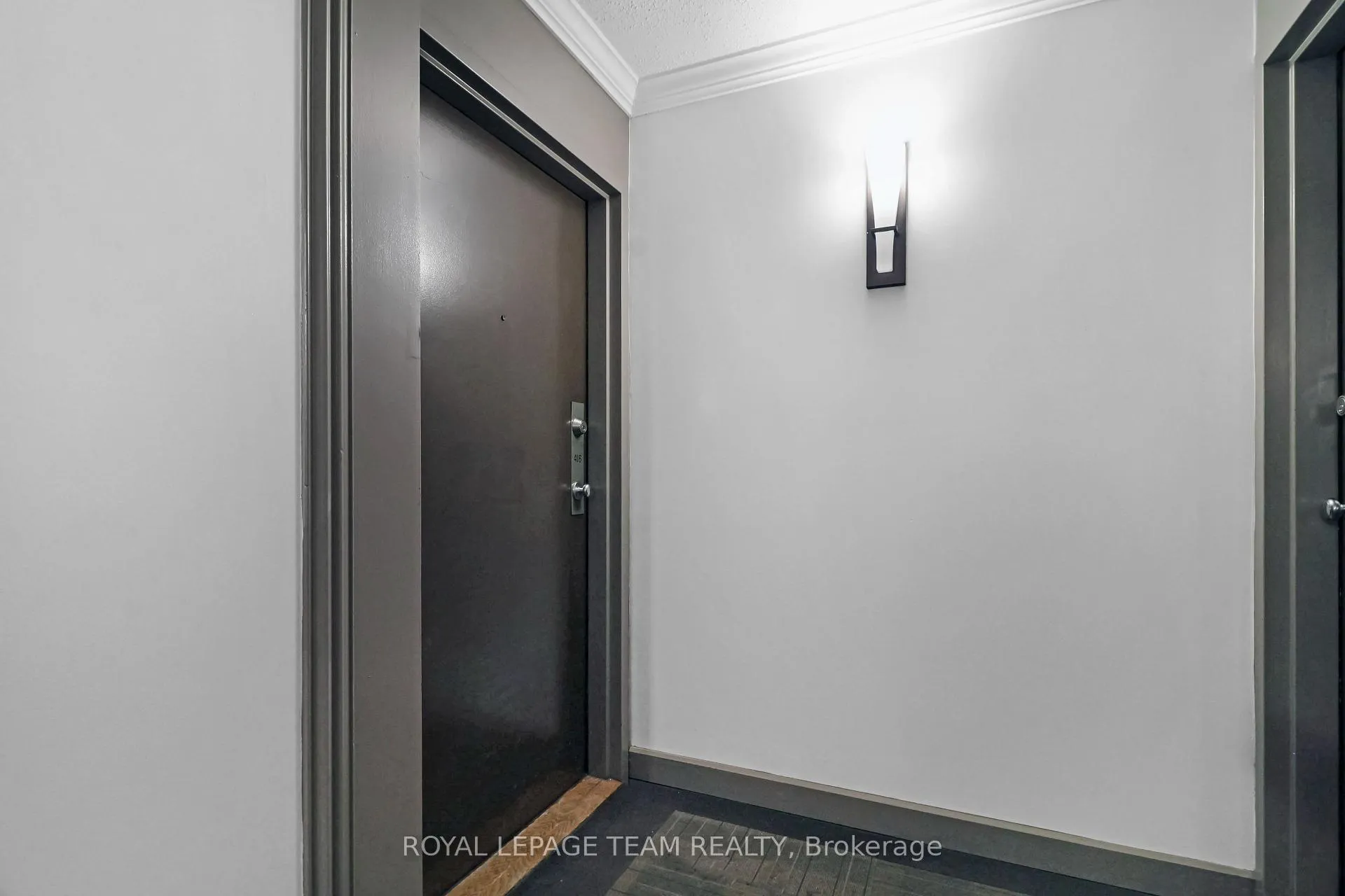 Photo 5 of 270 Brittany Drive, Ottawa, Viscount Alexander Park — HOMEH