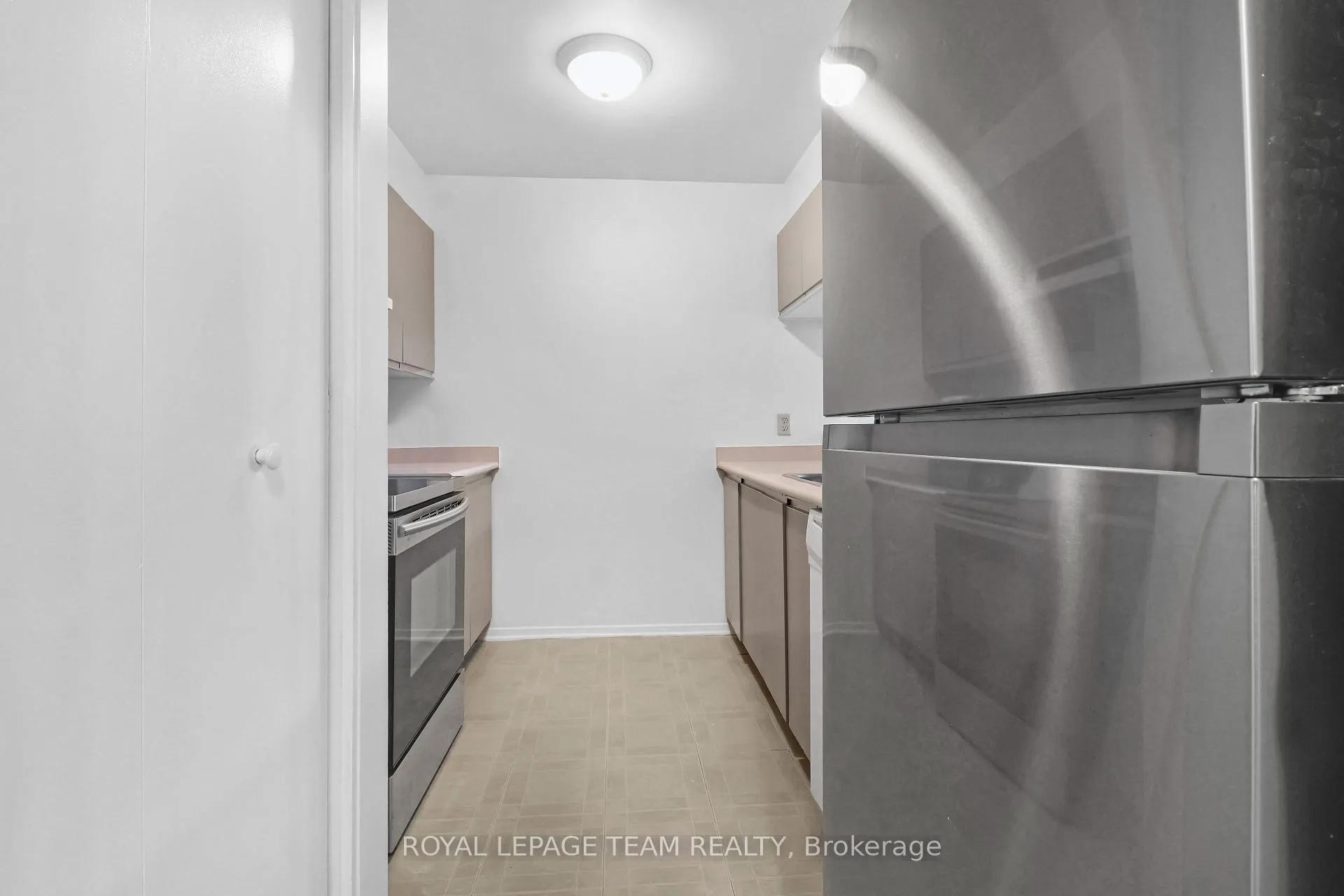 Photo 10 of 270 Brittany Drive, Ottawa, Viscount Alexander Park — HOMEH