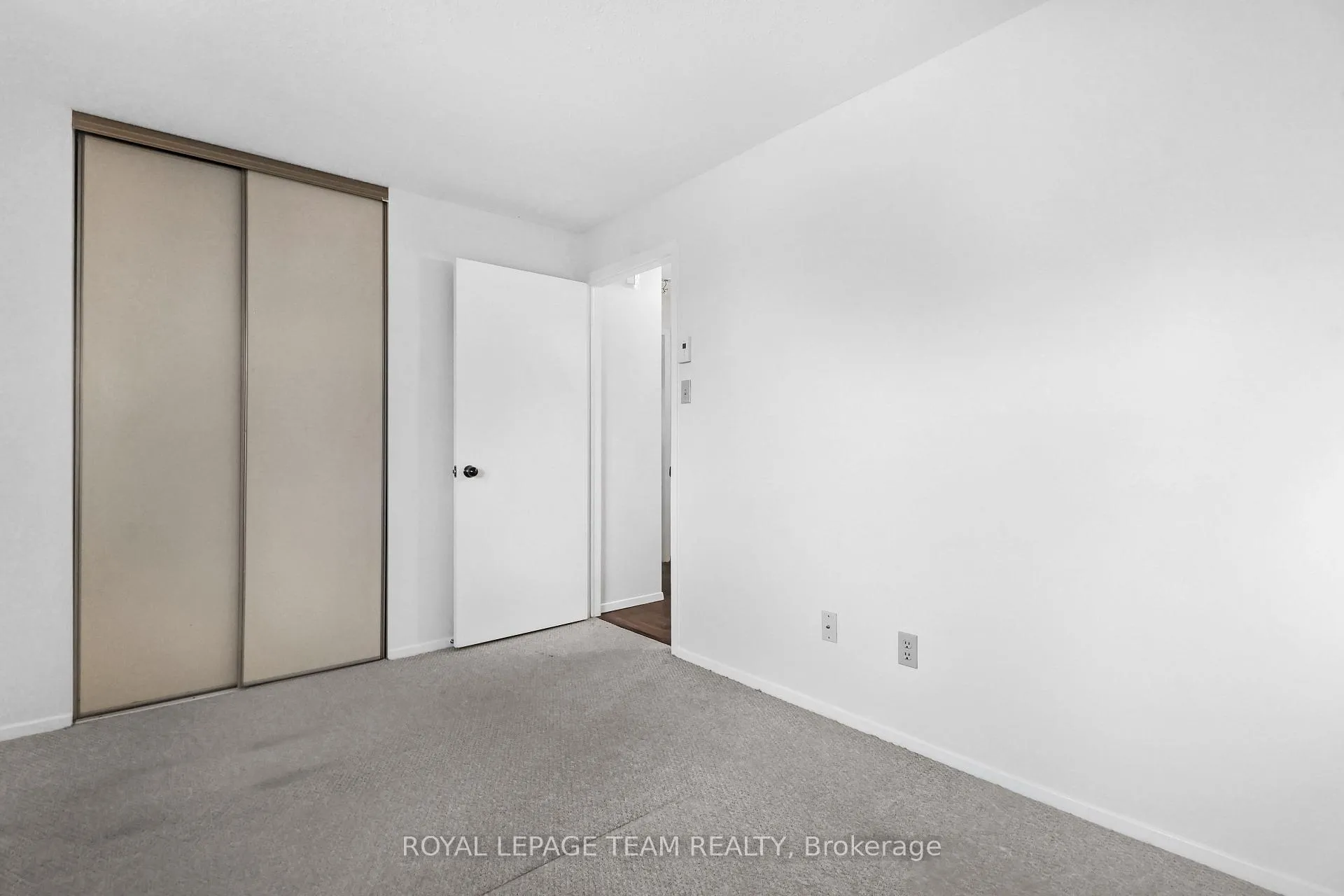 Photo 13 of 270 Brittany Drive, Ottawa, Viscount Alexander Park — HOMEH