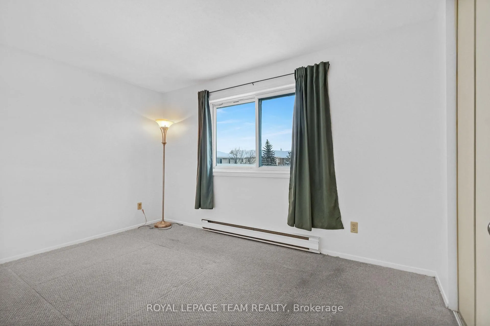 Photo 14 of 270 Brittany Drive, Ottawa, Viscount Alexander Park — HOMEH