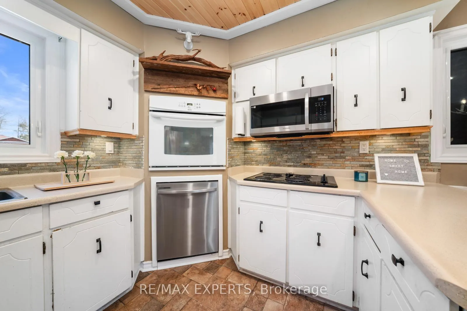 Photo 11 of 6 Otter Cove Road, Georgina, Pefferlaw — HOMEH