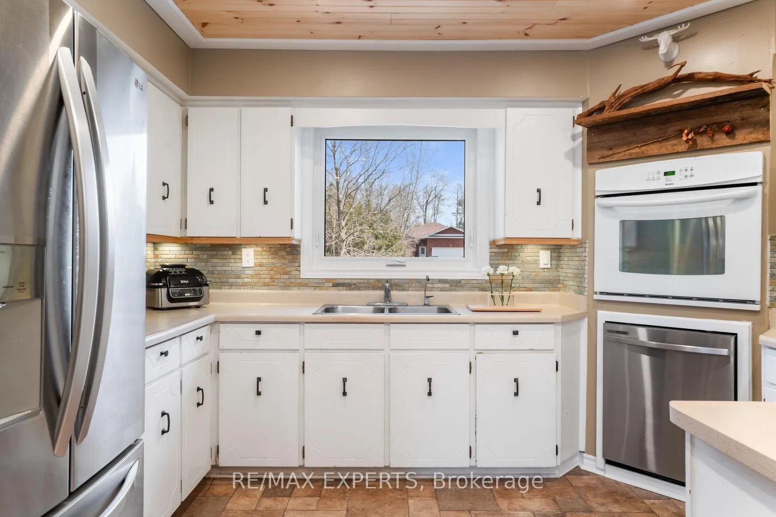 Photo 12 of 6 Otter Cove Road, Georgina, Pefferlaw — HOMEH