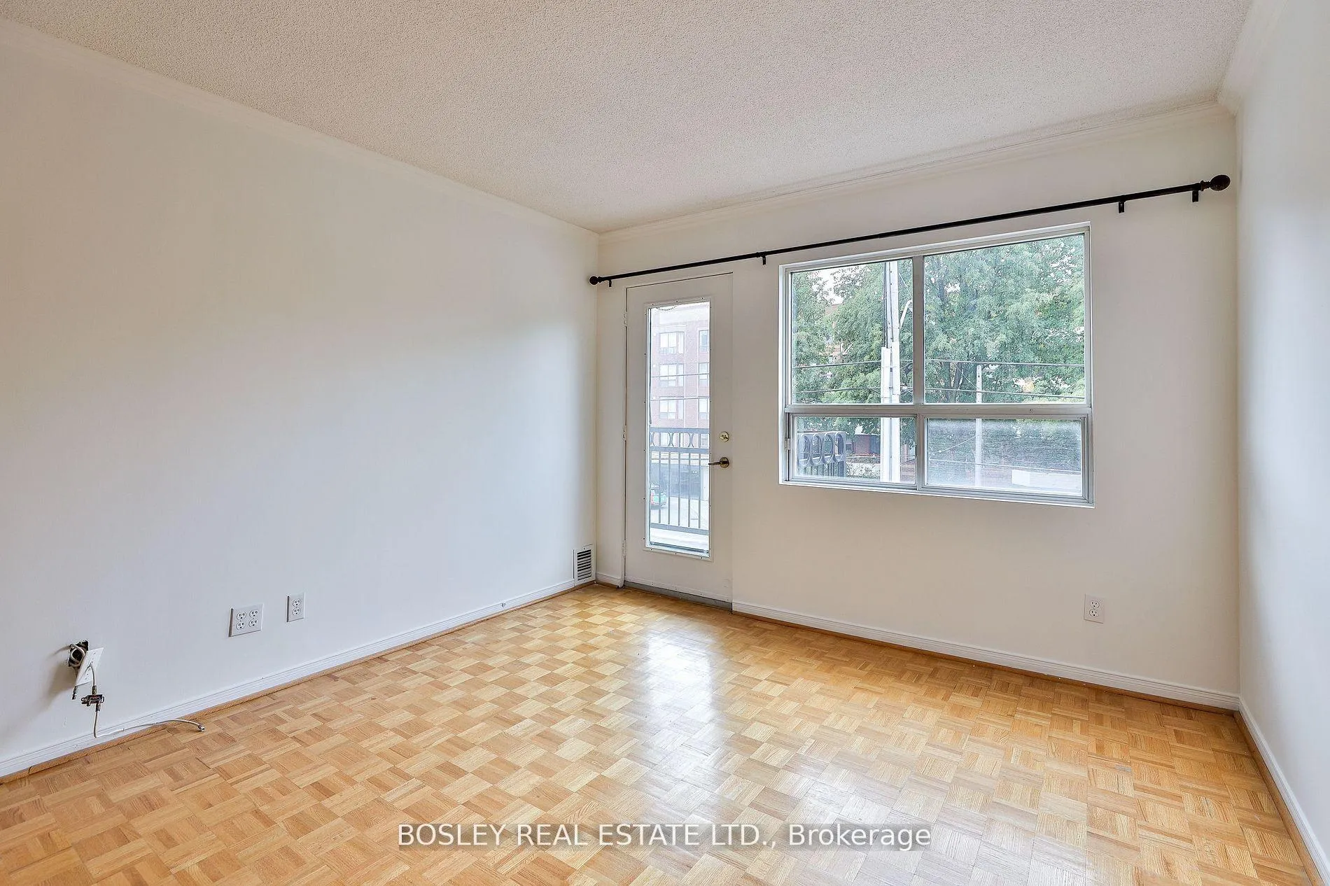 Photo 4 of Unit 306, 928 Millwood Road, Toronto, Leaside — HOMEH