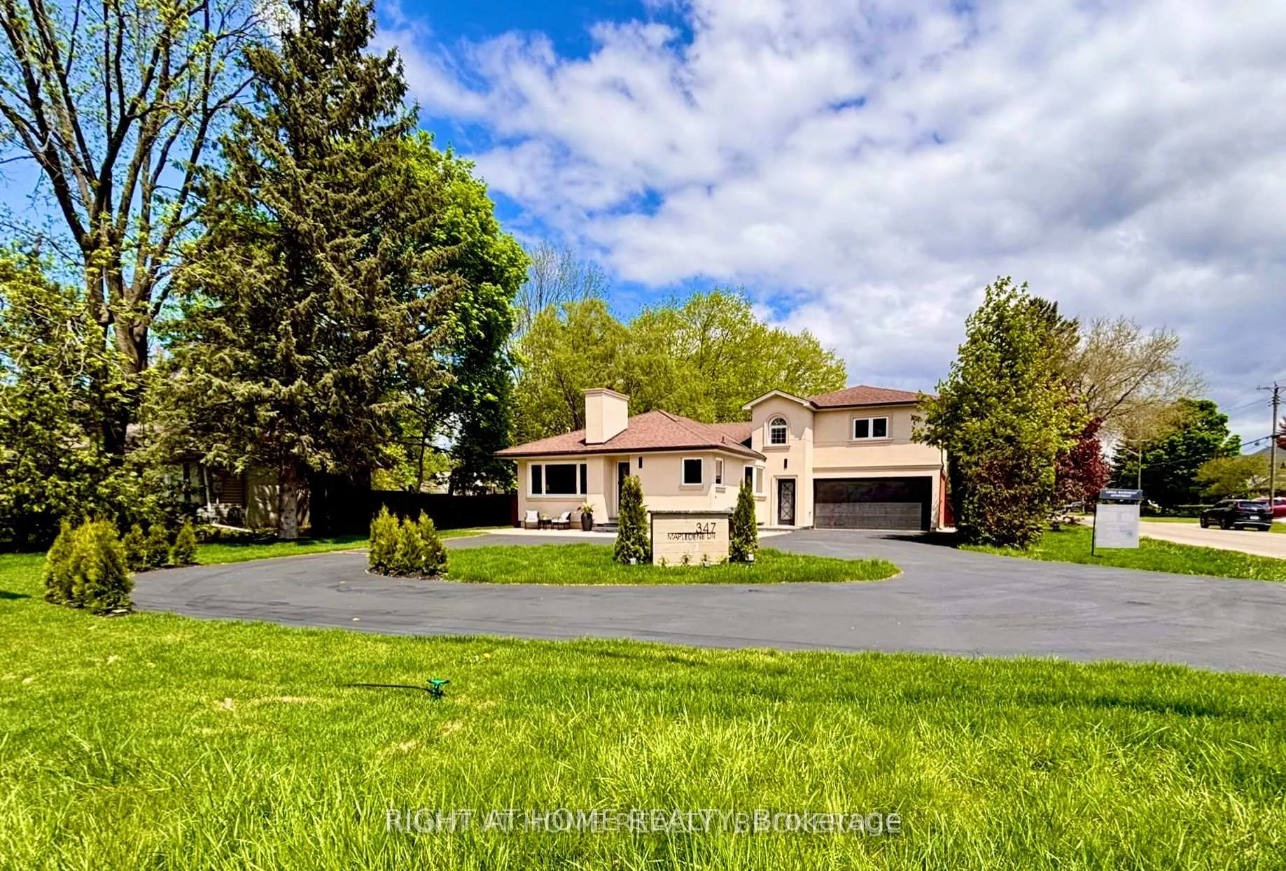 Photo 2 of Unit UPPER, 347 Mapledene Drive, Hamilton, Ancaster — HOMEH